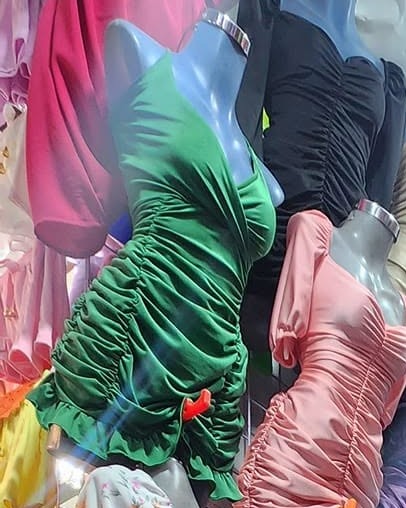 Vestido corto fruncido de tirantes con olán en el bajo