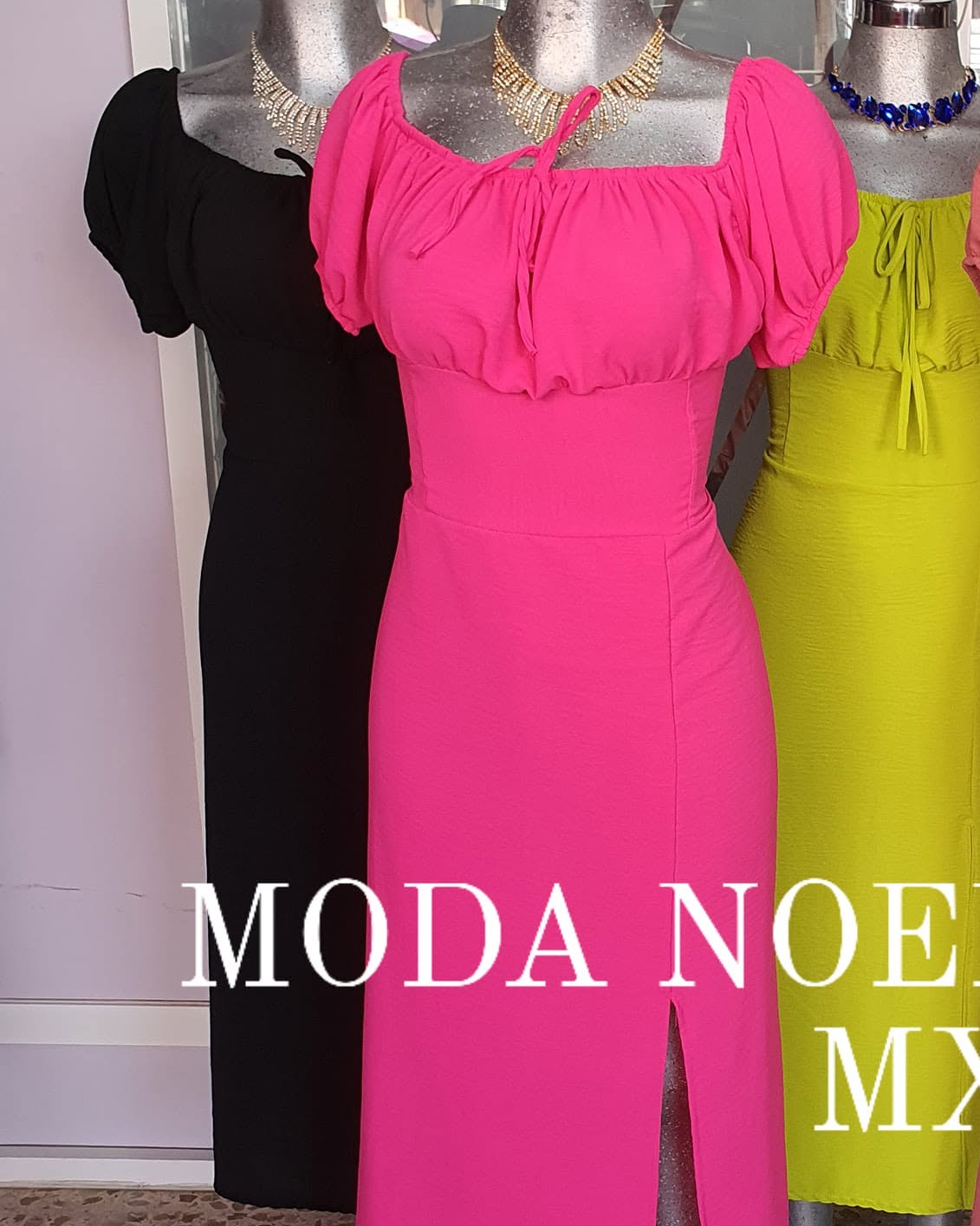 Vestido midi de hombros descubiertos con manga abullonada y abertura al frente