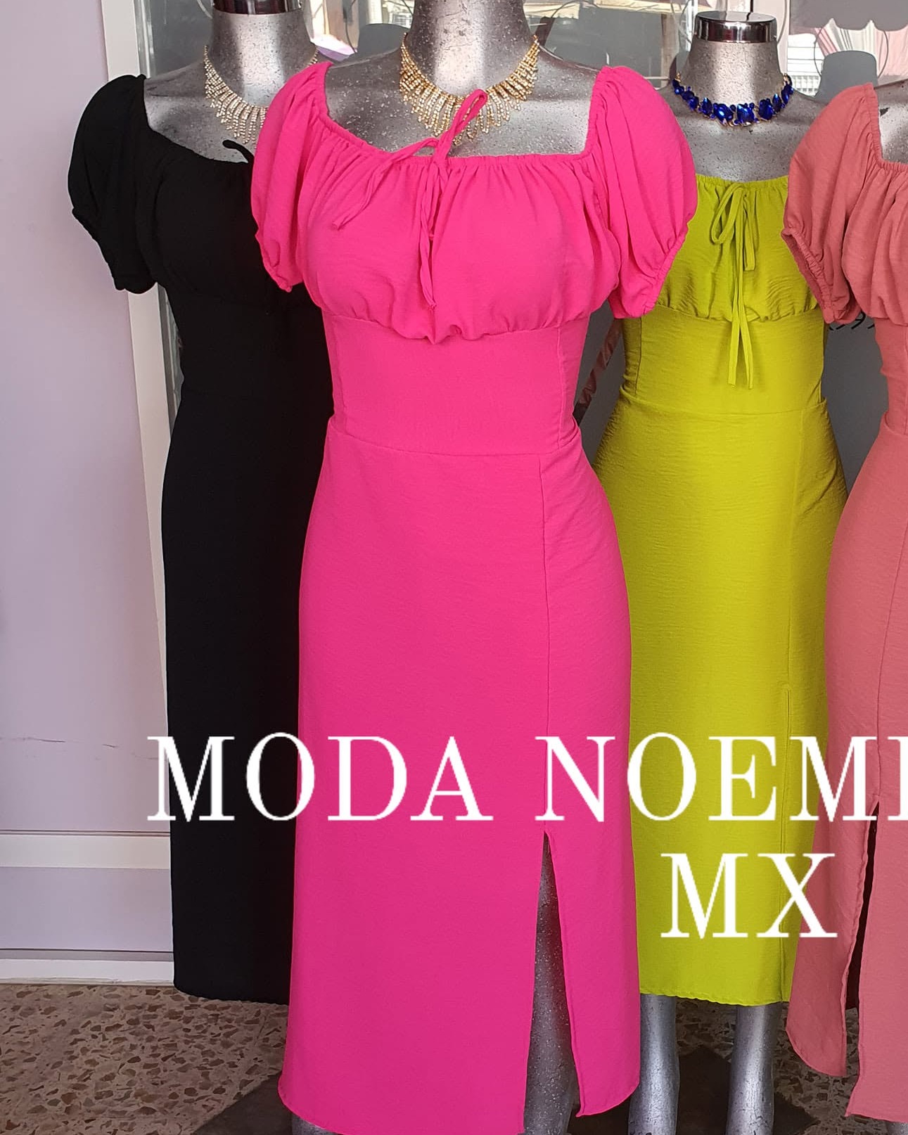 Vestido midi de hombros descubiertos con manga abullonada y abertura al frente