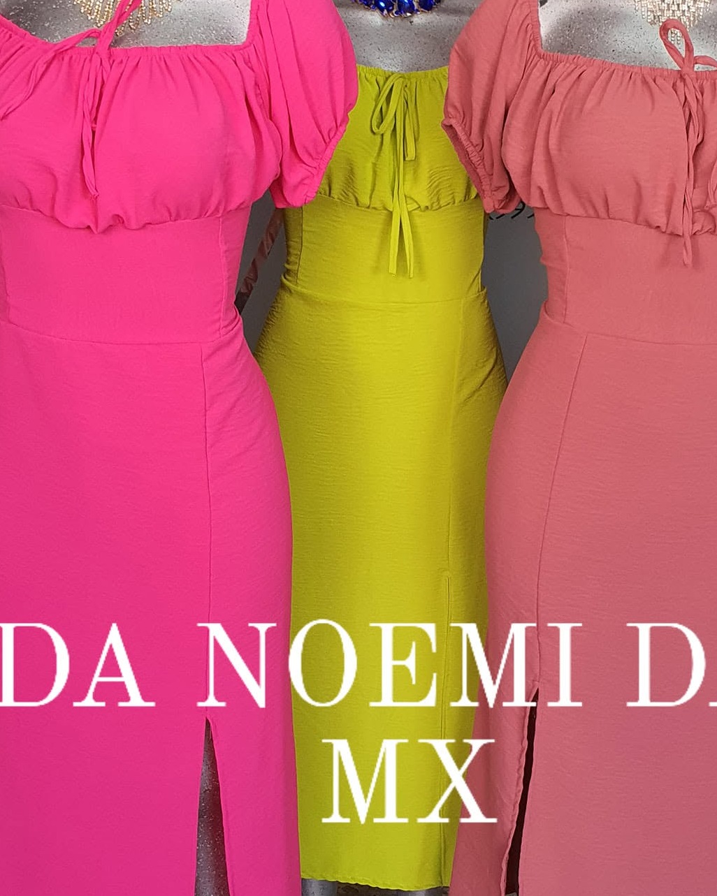 Vestido midi de hombros descubiertos con manga abullonada y abertura al frente