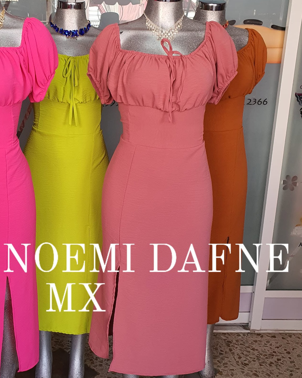 Vestido midi de hombros descubiertos con manga abullonada y abertura al frente