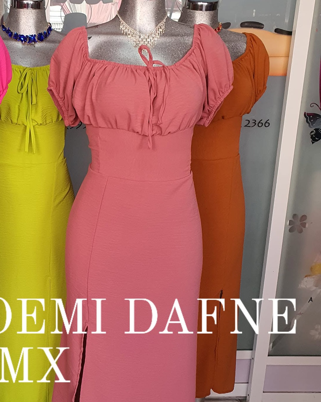 Vestido midi de hombros descubiertos con manga abullonada y abertura al frente