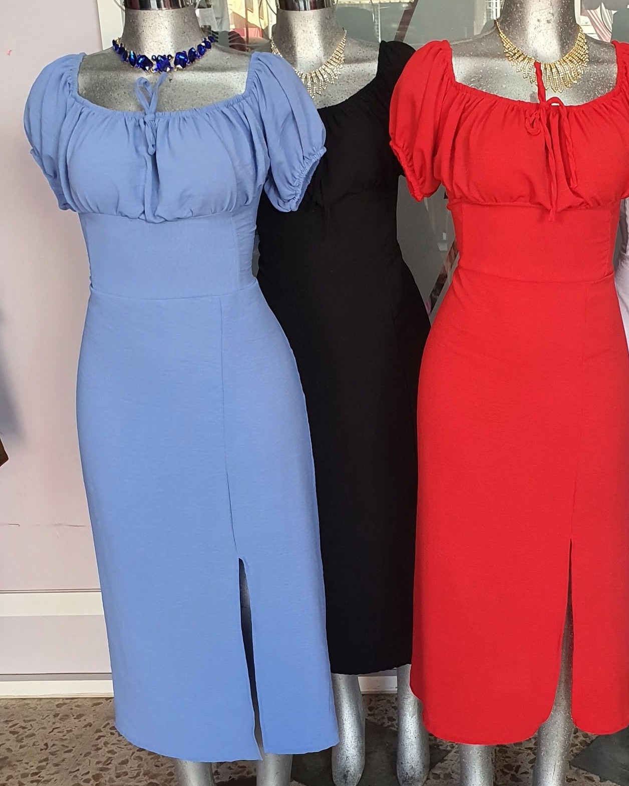 Vestido midi de hombros descubiertos con manga abullonada y abertura al frente