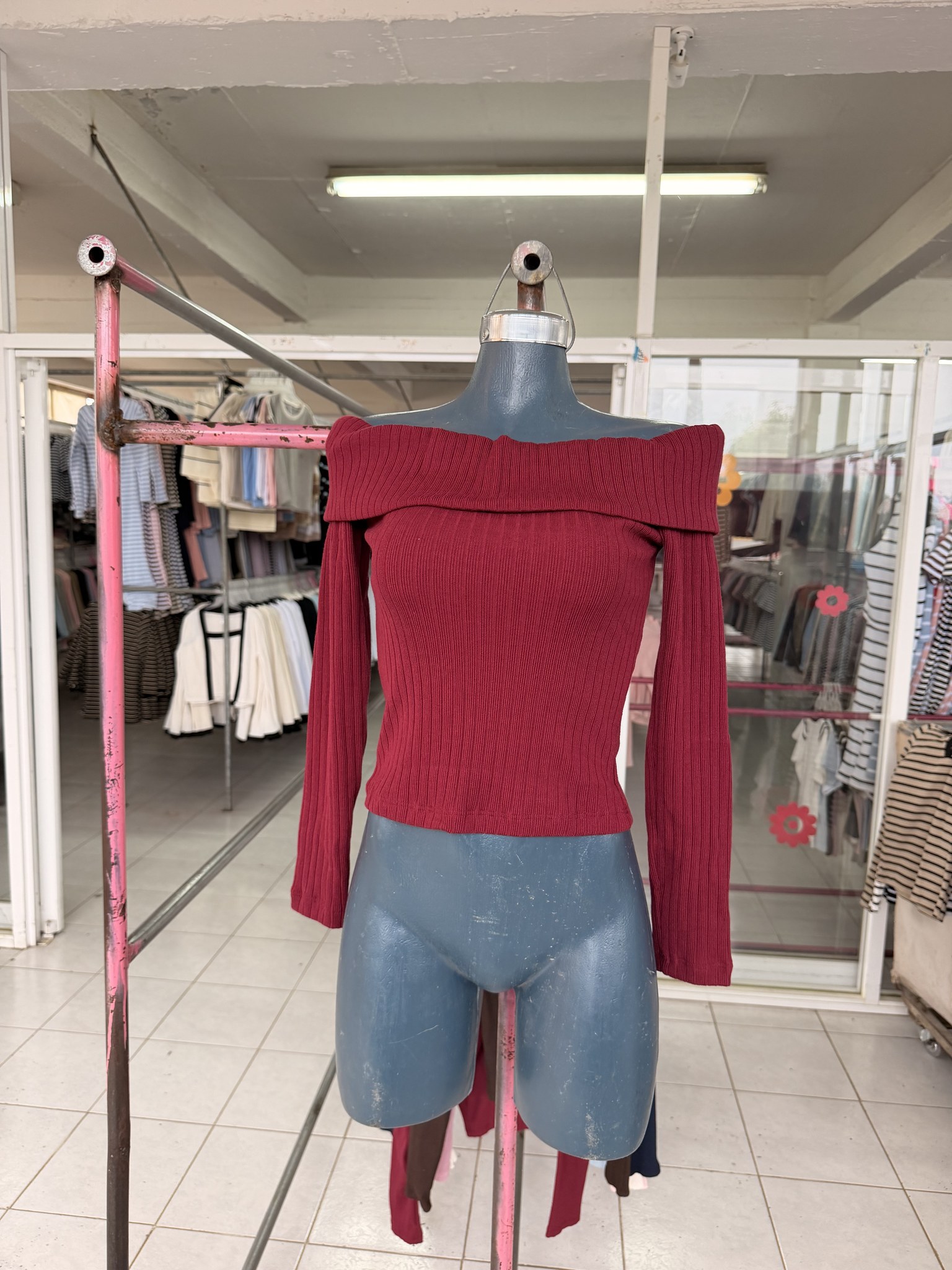 Blusa campesina de viscosa acanalada con hombros descubiertos