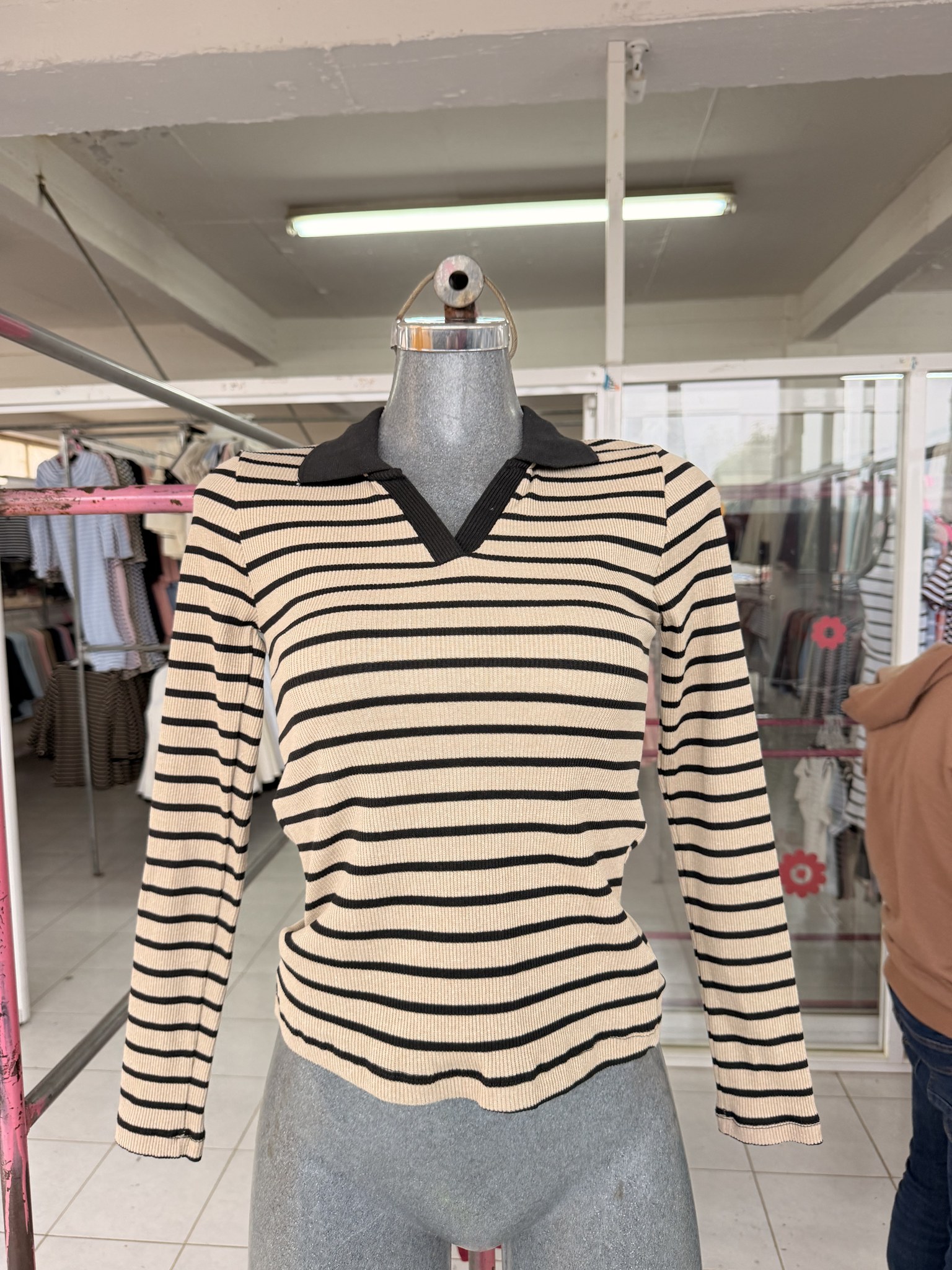 Blusa Betty larga rayada de punto acanalado con cuello sport y escote V