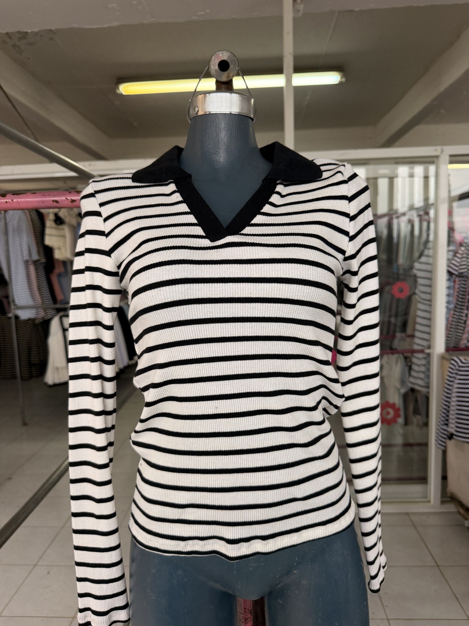 Blusa Betty larga rayada de punto acanalado con cuello sport y escote V