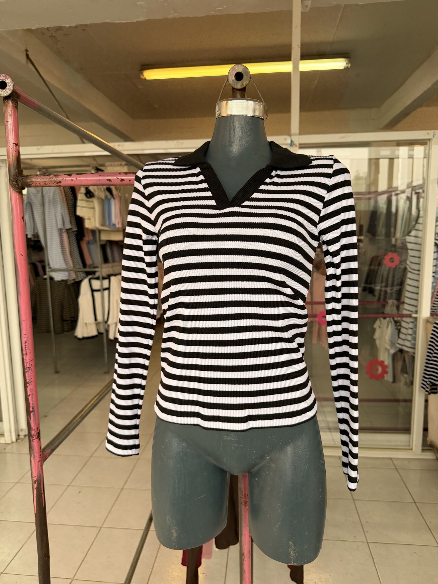Blusa Betty larga rayada de punto acanalado con cuello sport y escote V