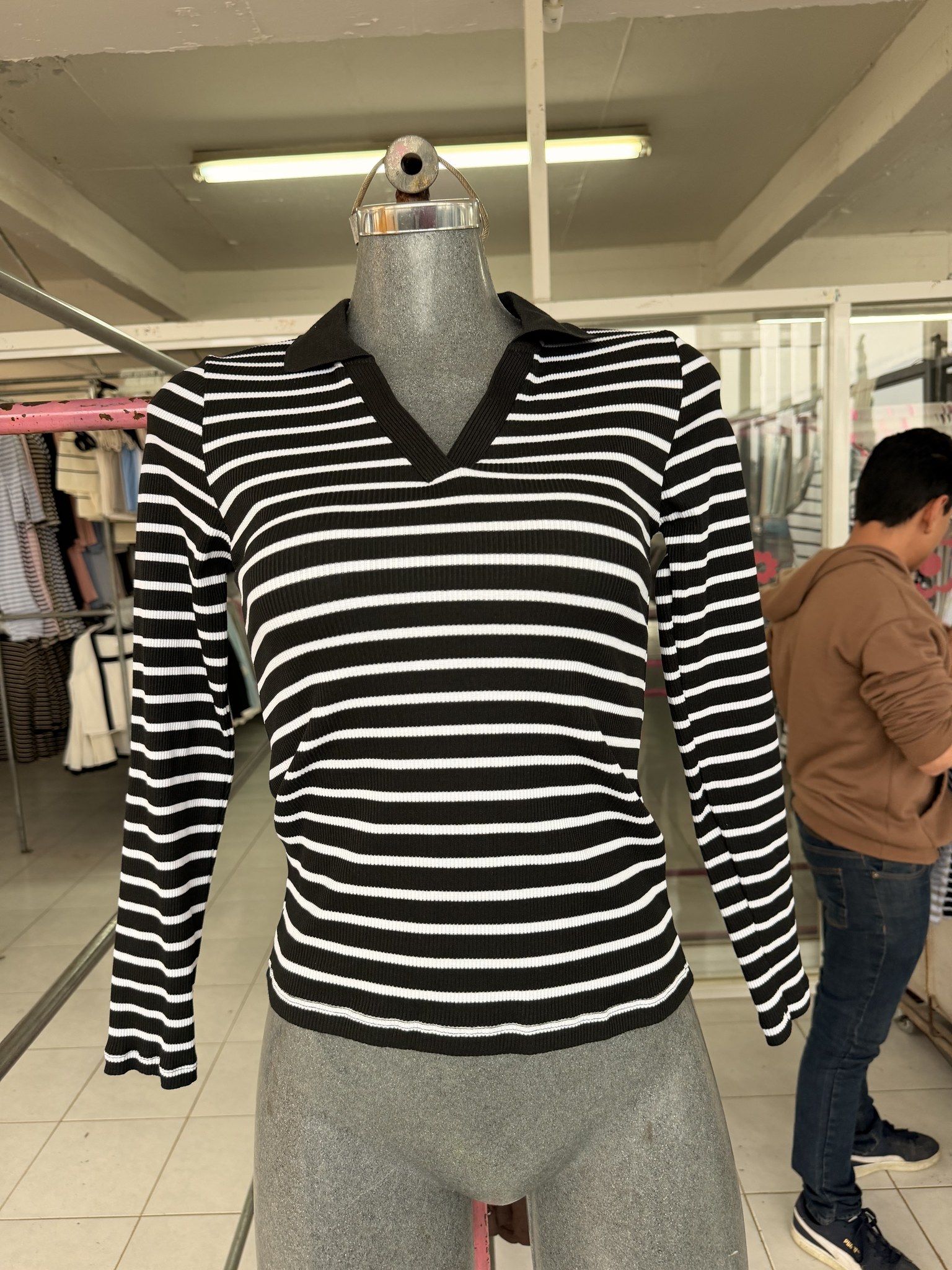 Blusa Betty larga rayada de punto acanalado con cuello sport y escote V