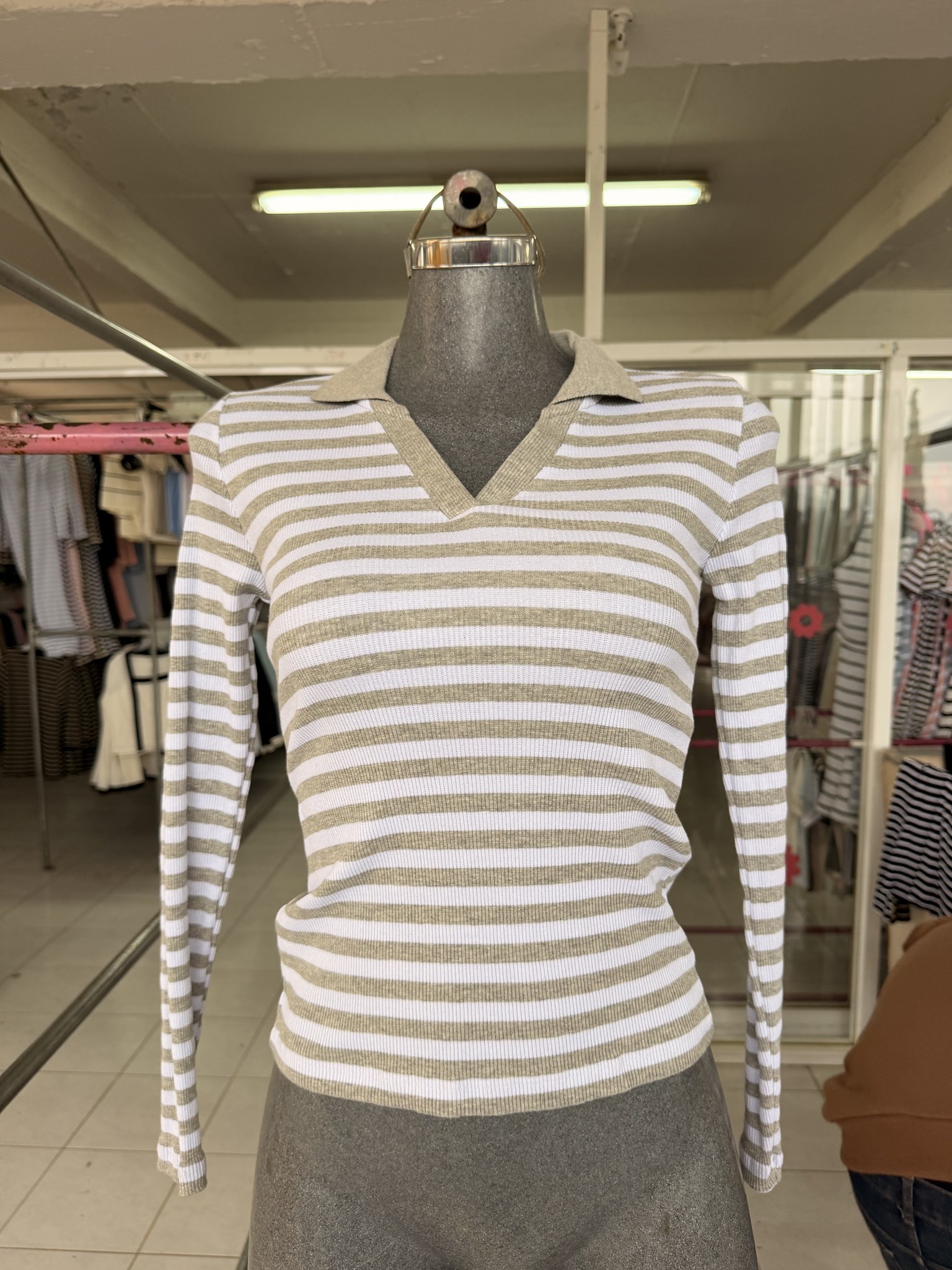 Blusa Betty larga rayada de punto acanalado con cuello sport y escote V