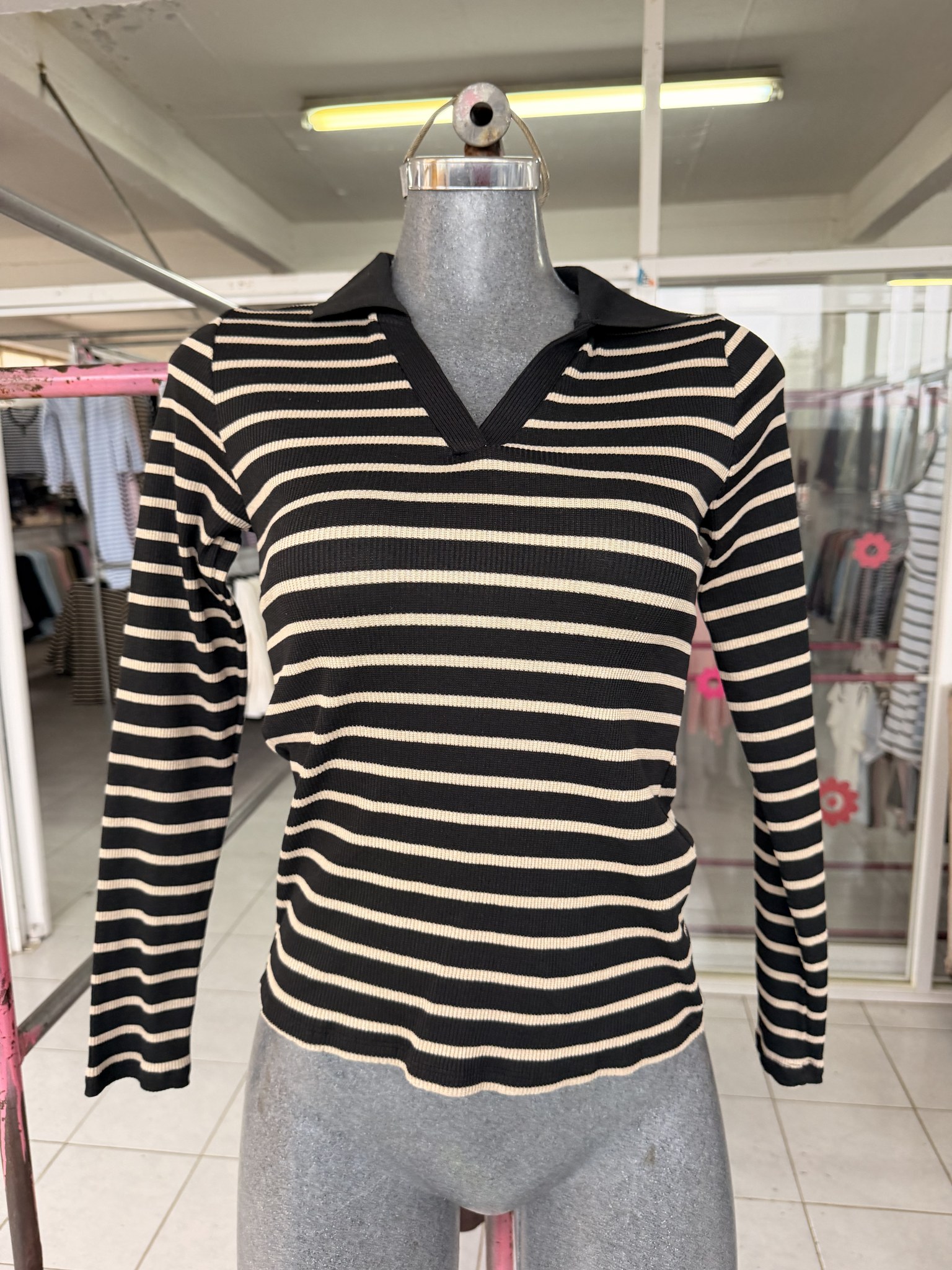 Blusa Betty larga rayada de punto acanalado con cuello sport y escote V