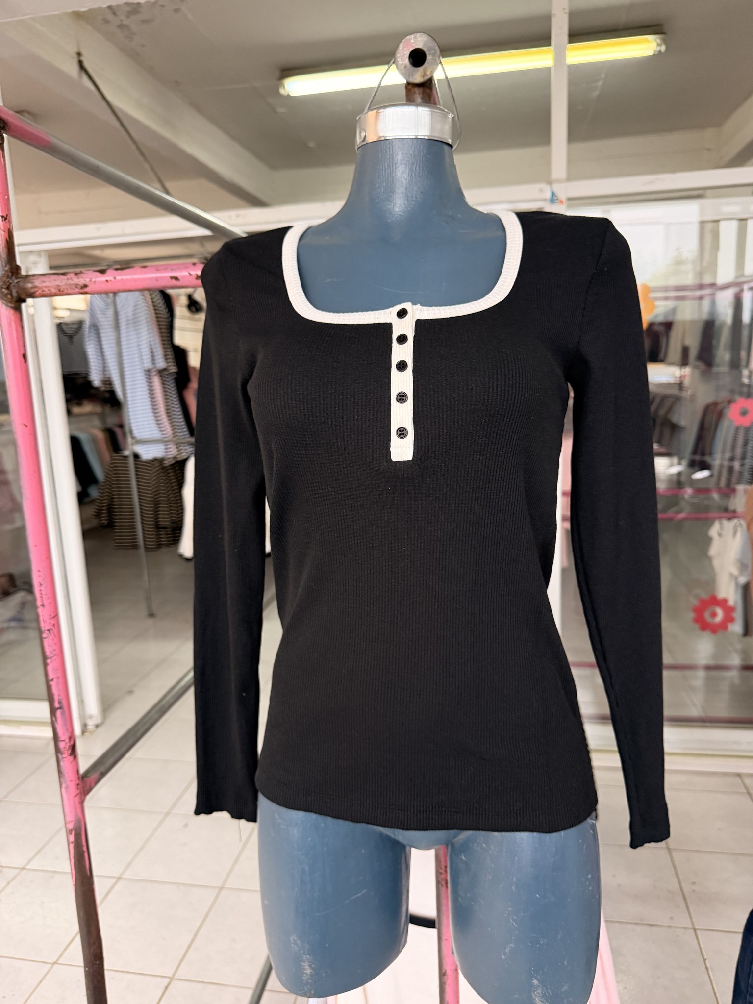 Blusa Karen combinada de punto acanalado con escote cuadrado y ribete de contraste