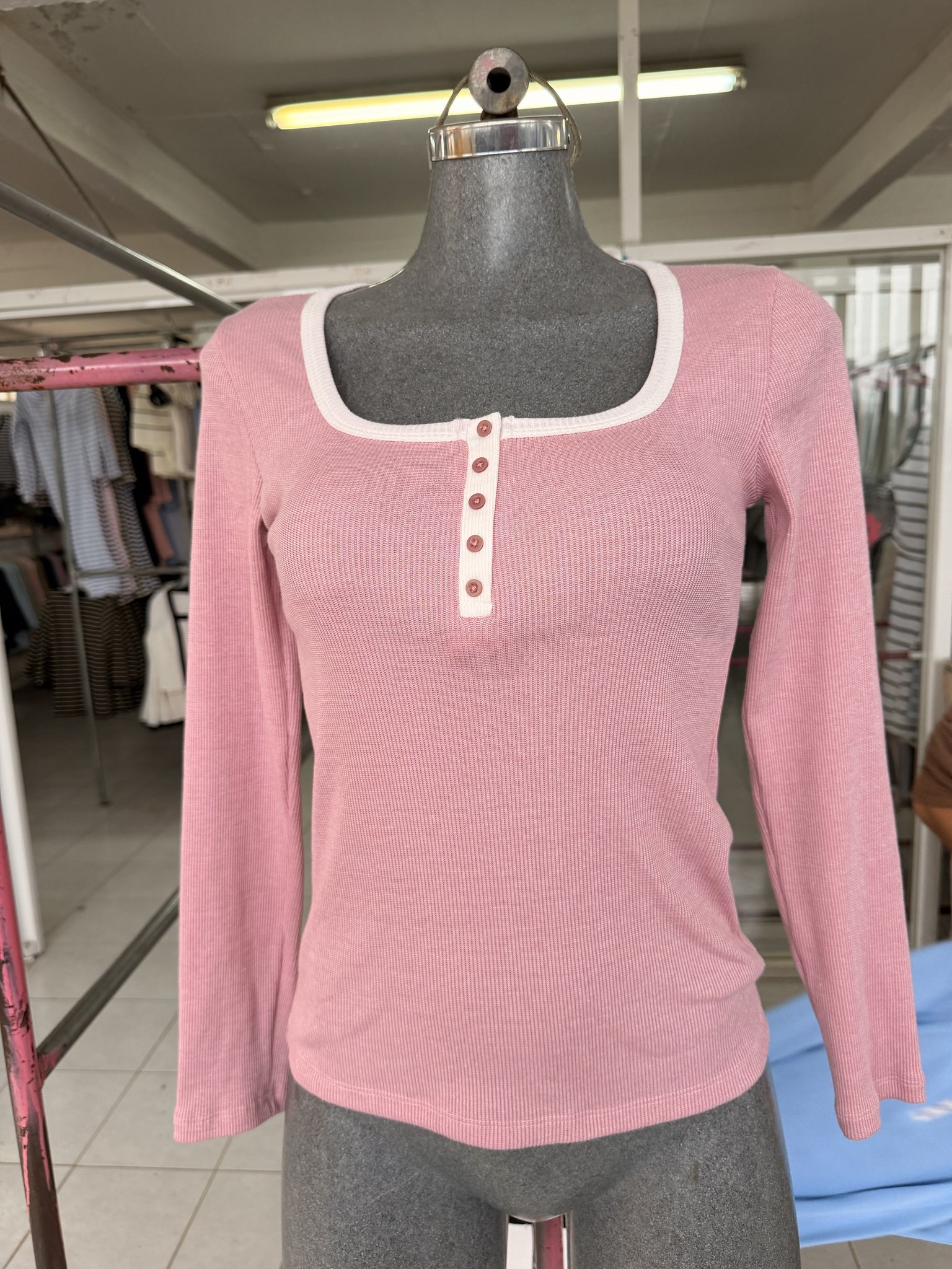 Blusa Karen combinada de punto acanalado con escote cuadrado y ribete de contraste