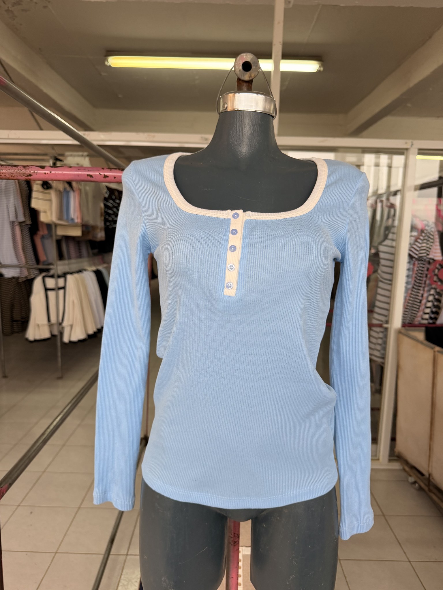 Blusa Karen combinada de punto acanalado con escote cuadrado y ribete de contraste