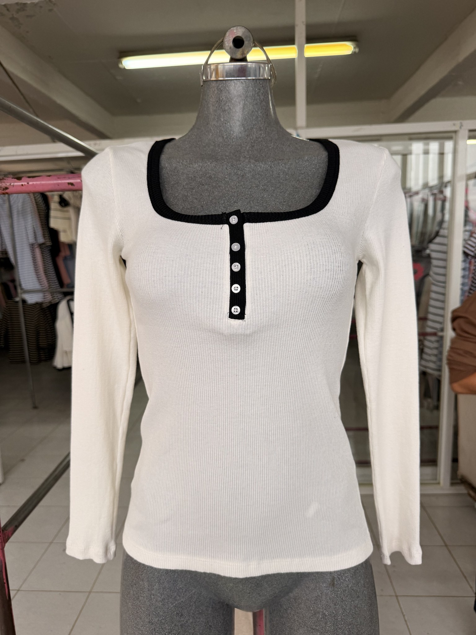 Blusa Karen combinada de punto acanalado con escote cuadrado y ribete de contraste