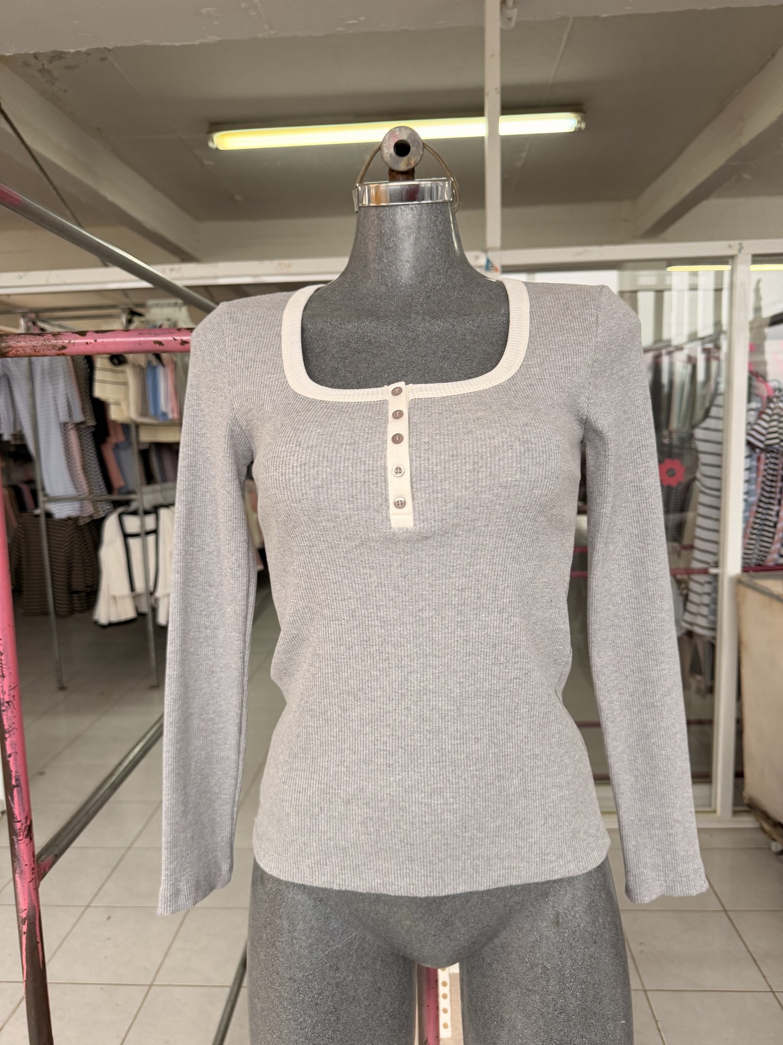 Blusa Karen combinada de punto acanalado con escote cuadrado y ribete de contraste