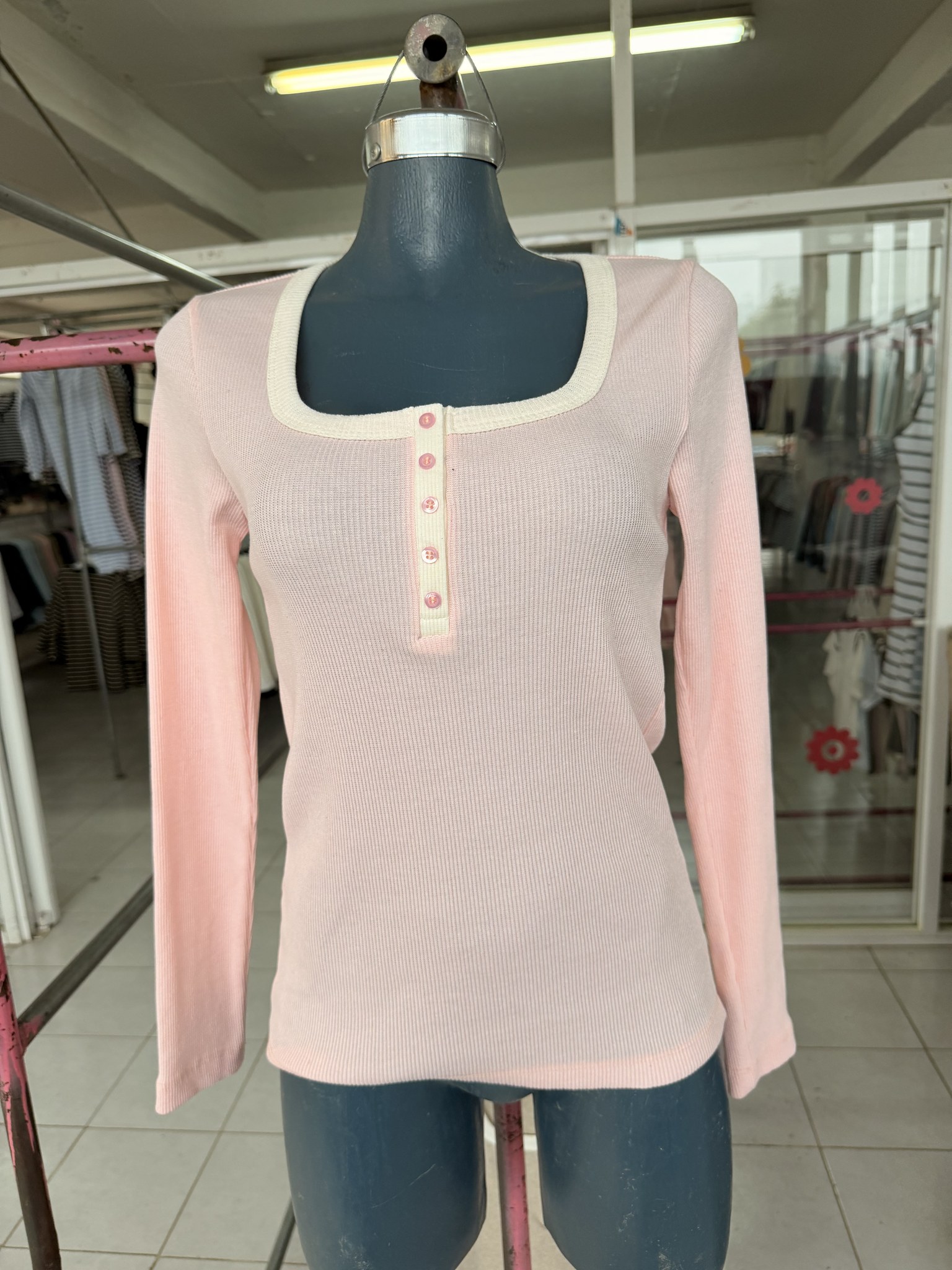 Blusa Karen combinada de punto acanalado con escote cuadrado y ribete de contraste