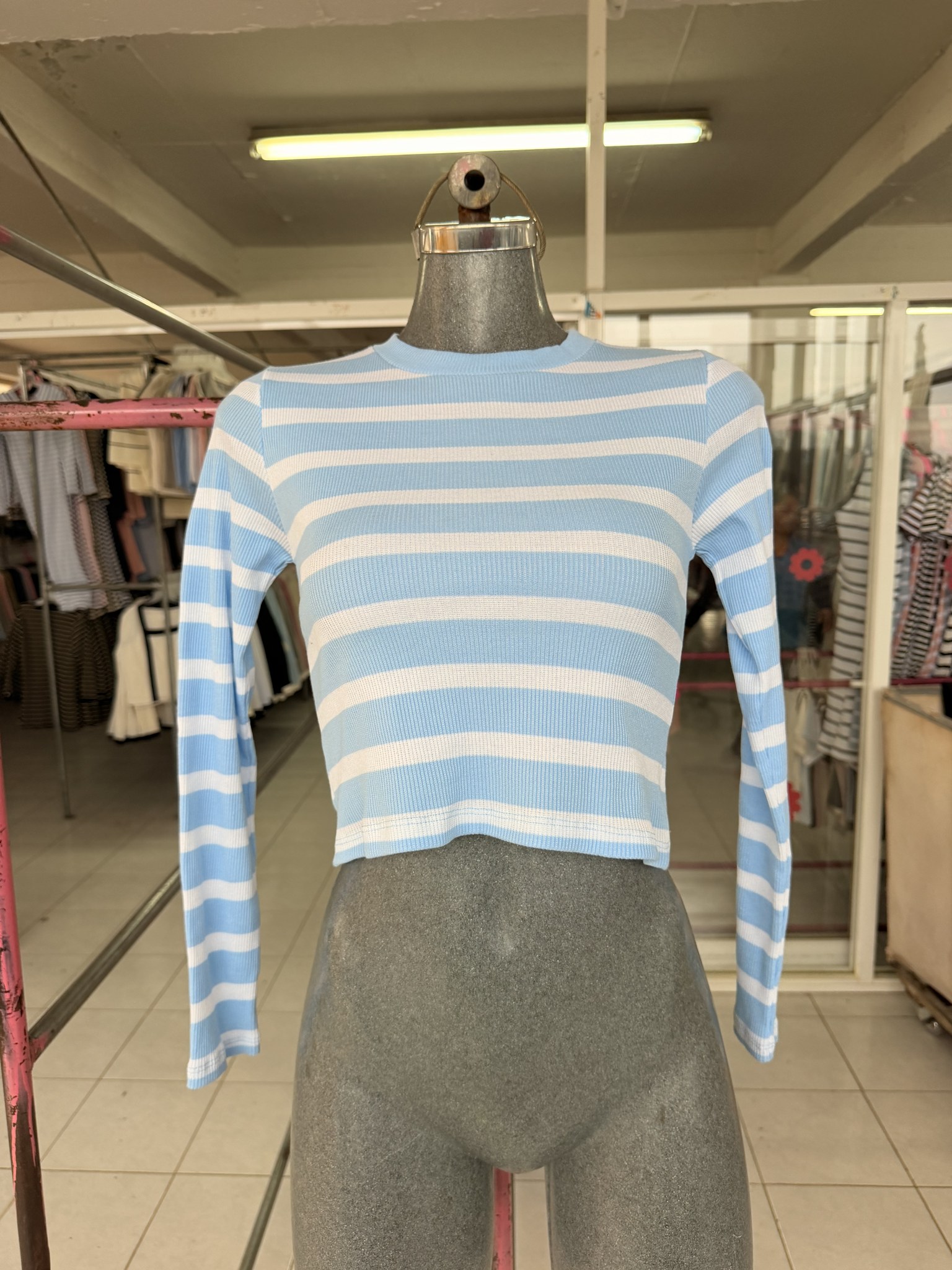 Blusa Sabine corta rayada de punto acanalado con cuello redondo