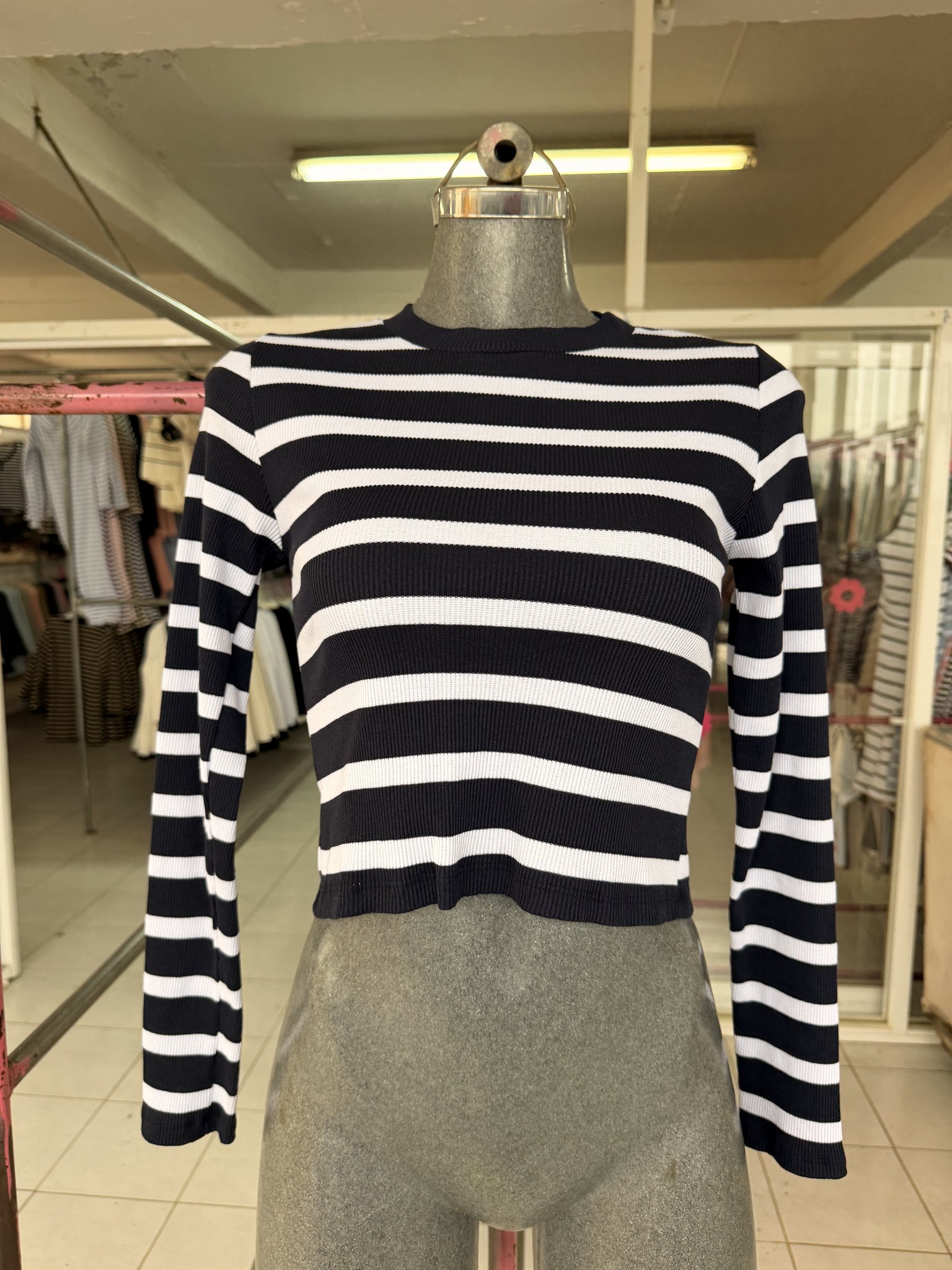 Blusa Sabine corta rayada de punto acanalado con cuello redondo