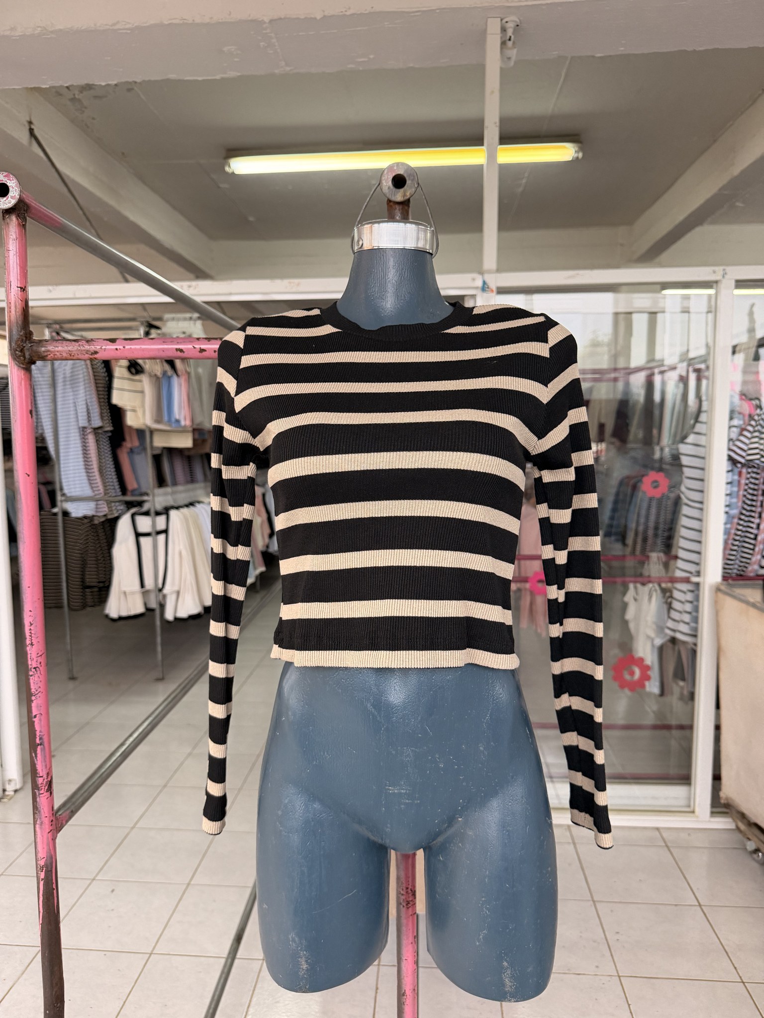 Blusa Sabine corta rayada de punto acanalado con cuello redondo