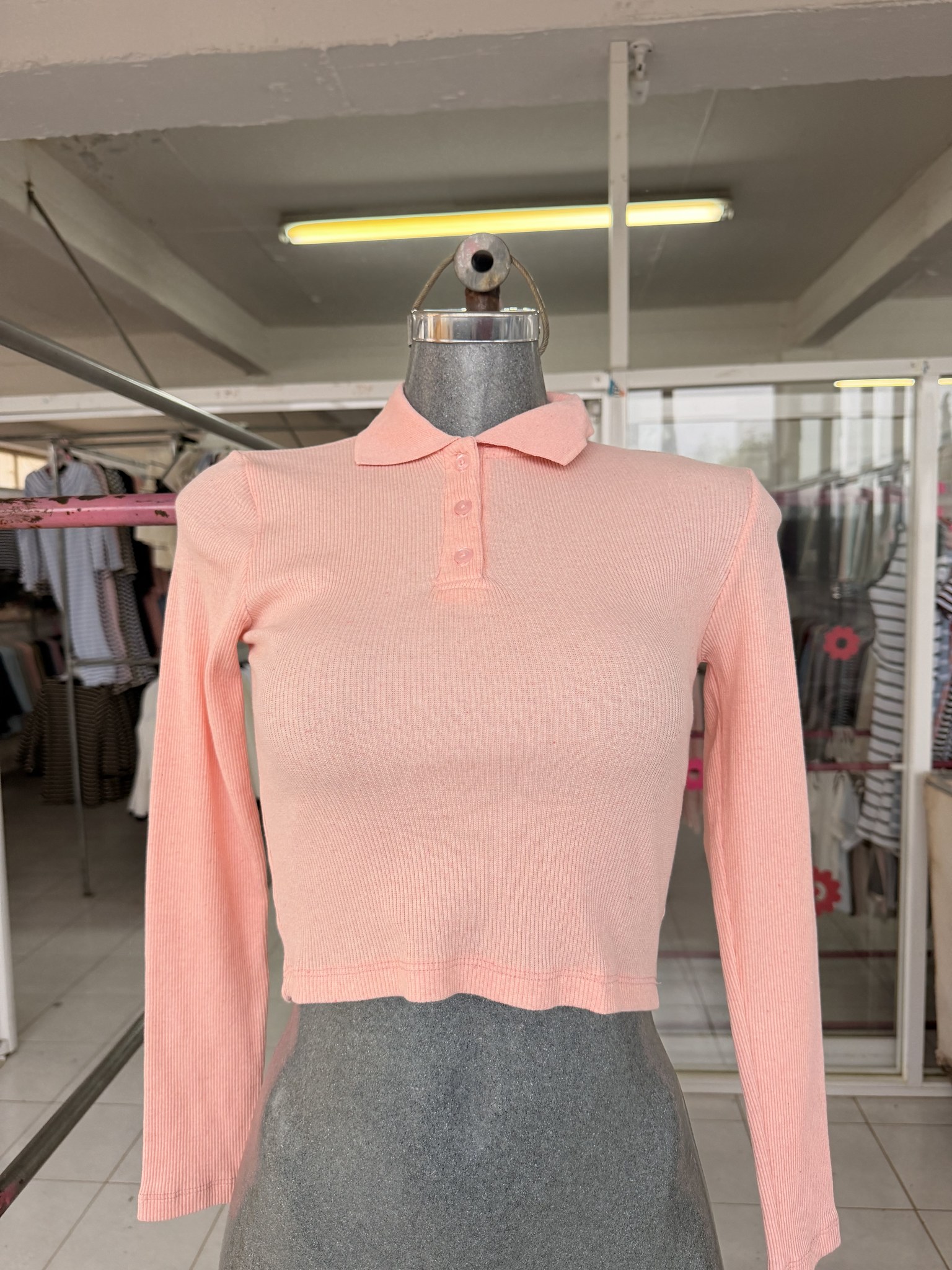 Blusa Andy corta de punto acanalado con cuello sport y botones