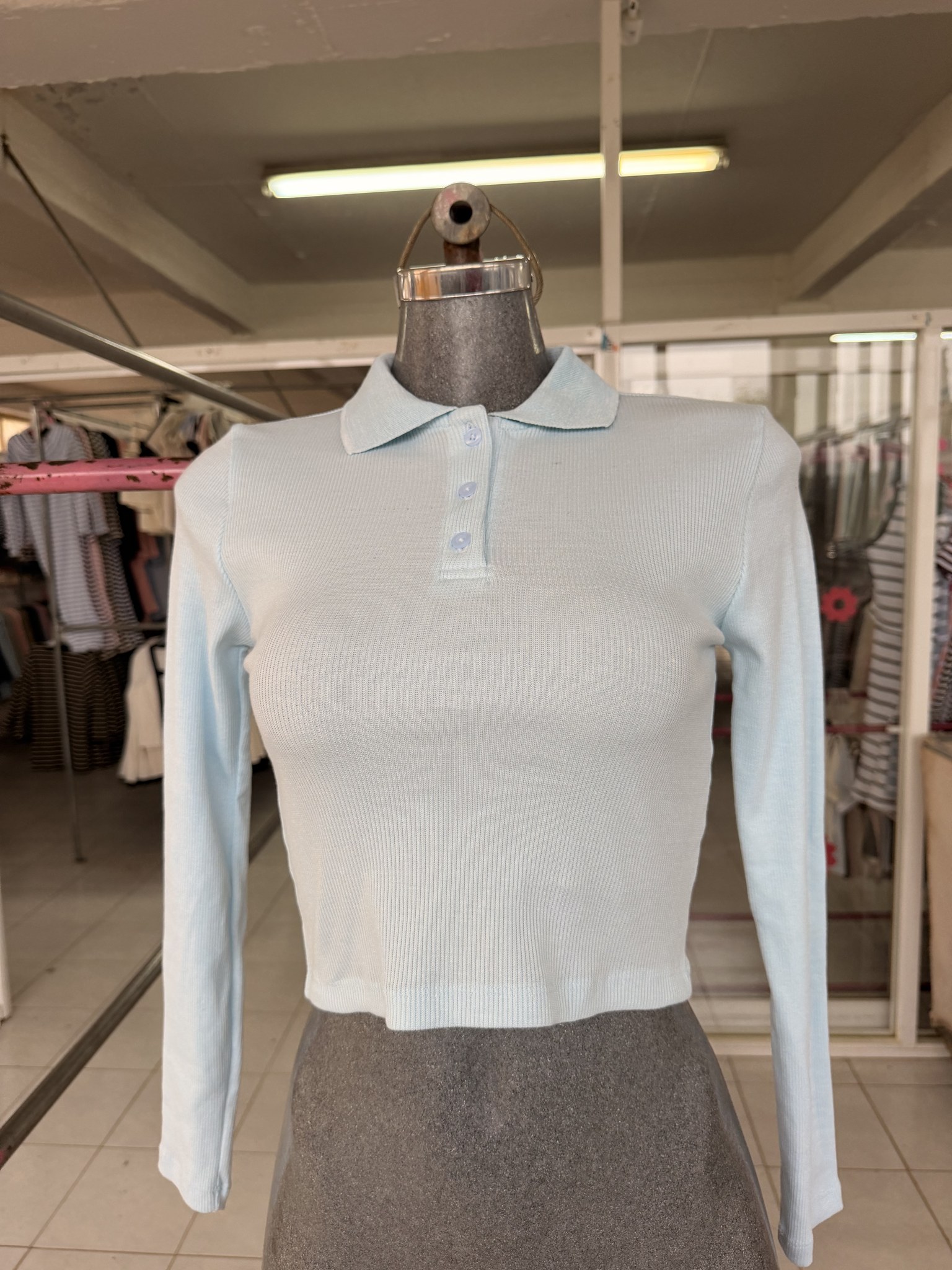 Blusa Andy corta de punto acanalado con cuello sport y botones