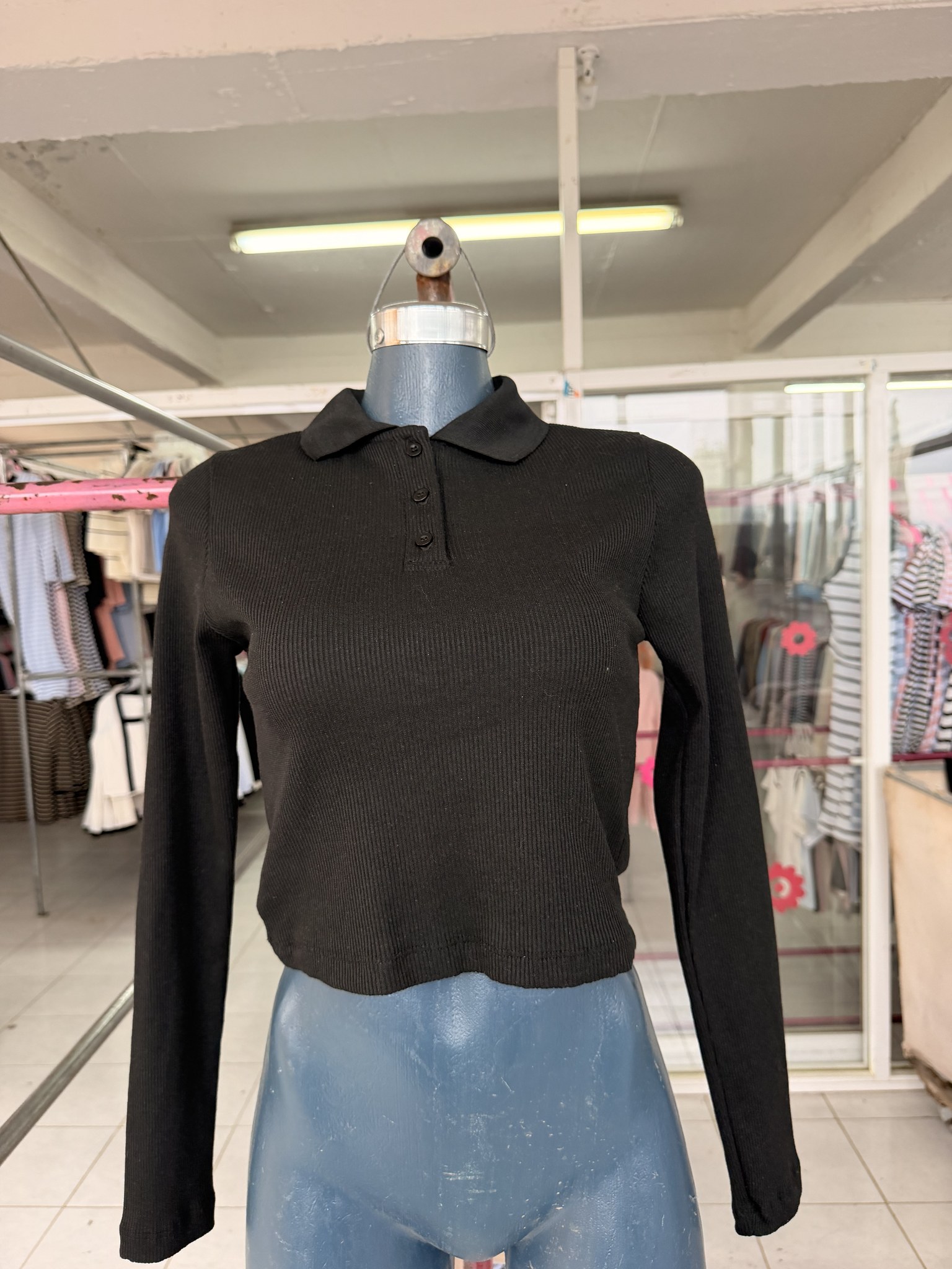 Blusa Andy corta de punto acanalado con cuello sport y botones