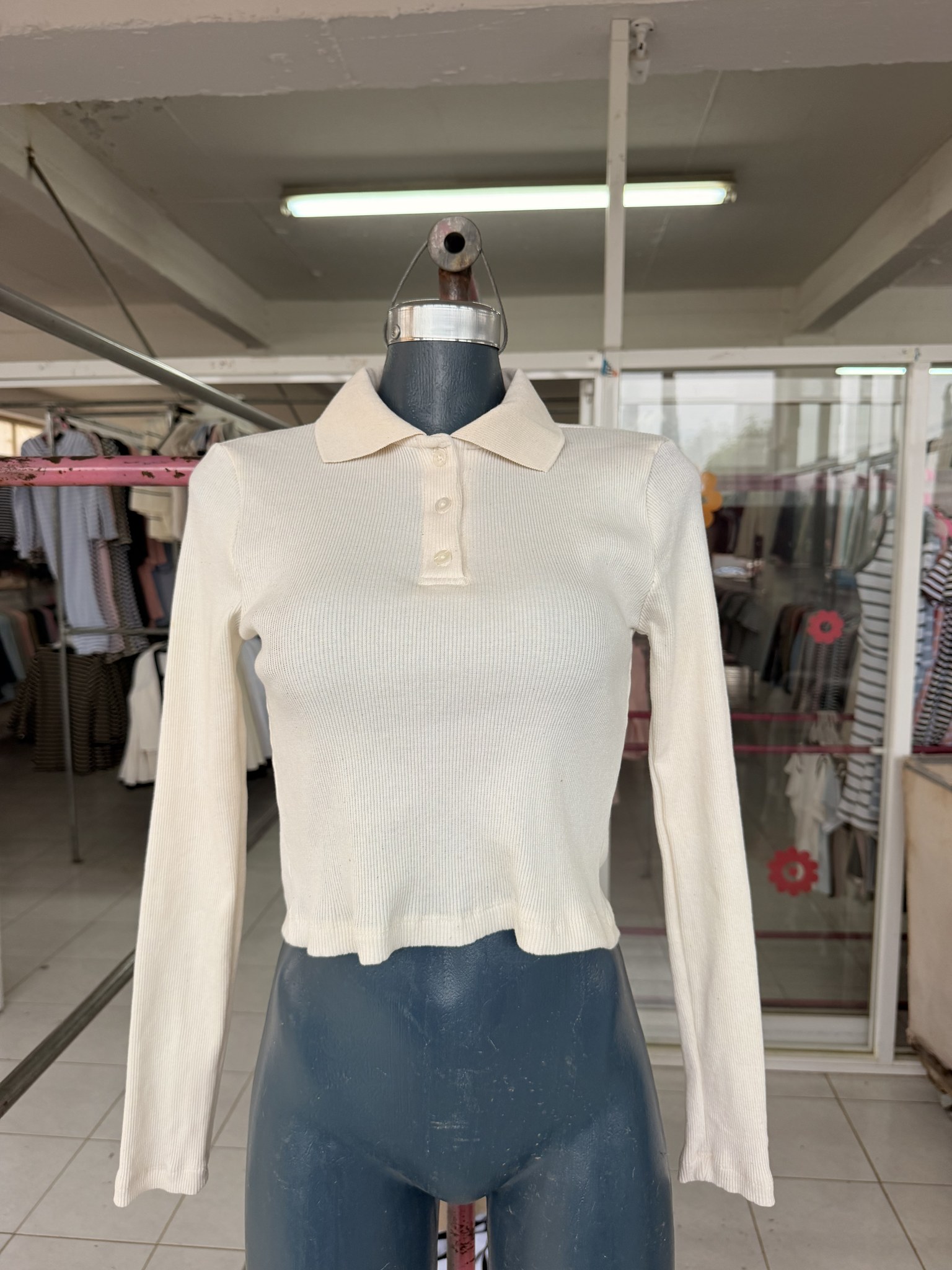 Blusa Andy corta de punto acanalado con cuello sport y botones