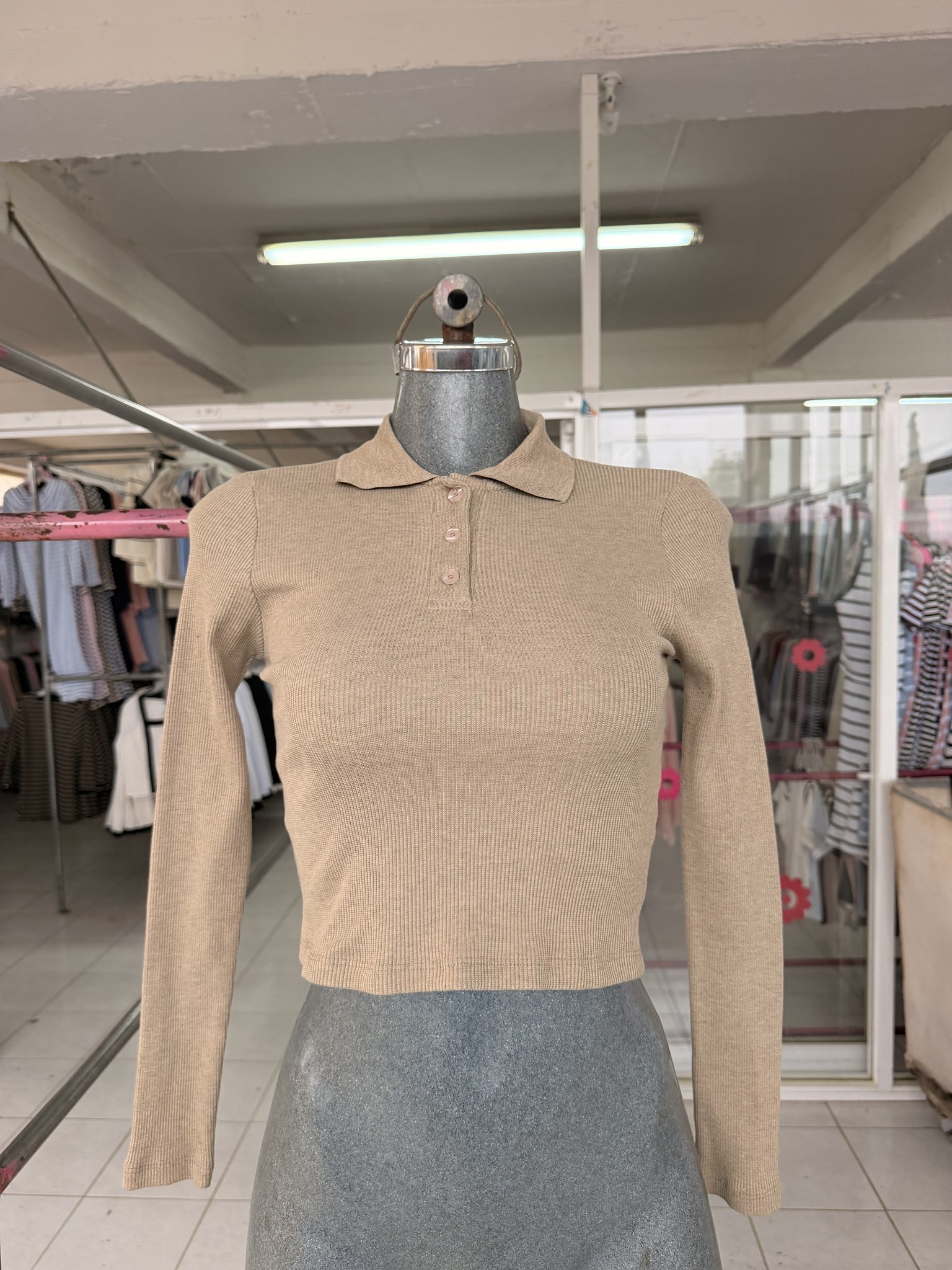 Blusa Andy corta de punto acanalado con cuello sport y botones