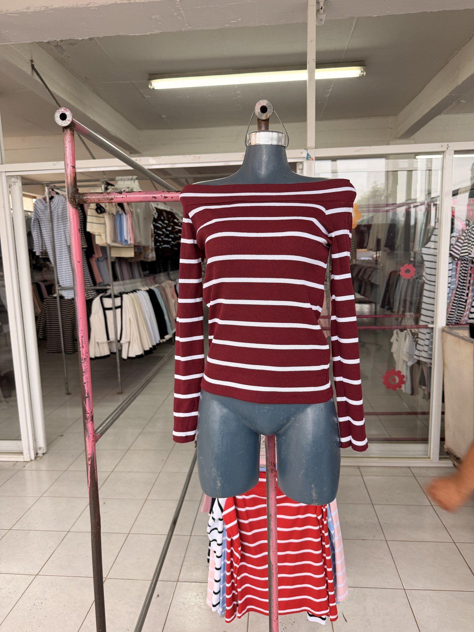 Blusa Belinda de punto acanalado rayada con hombros descubiertos