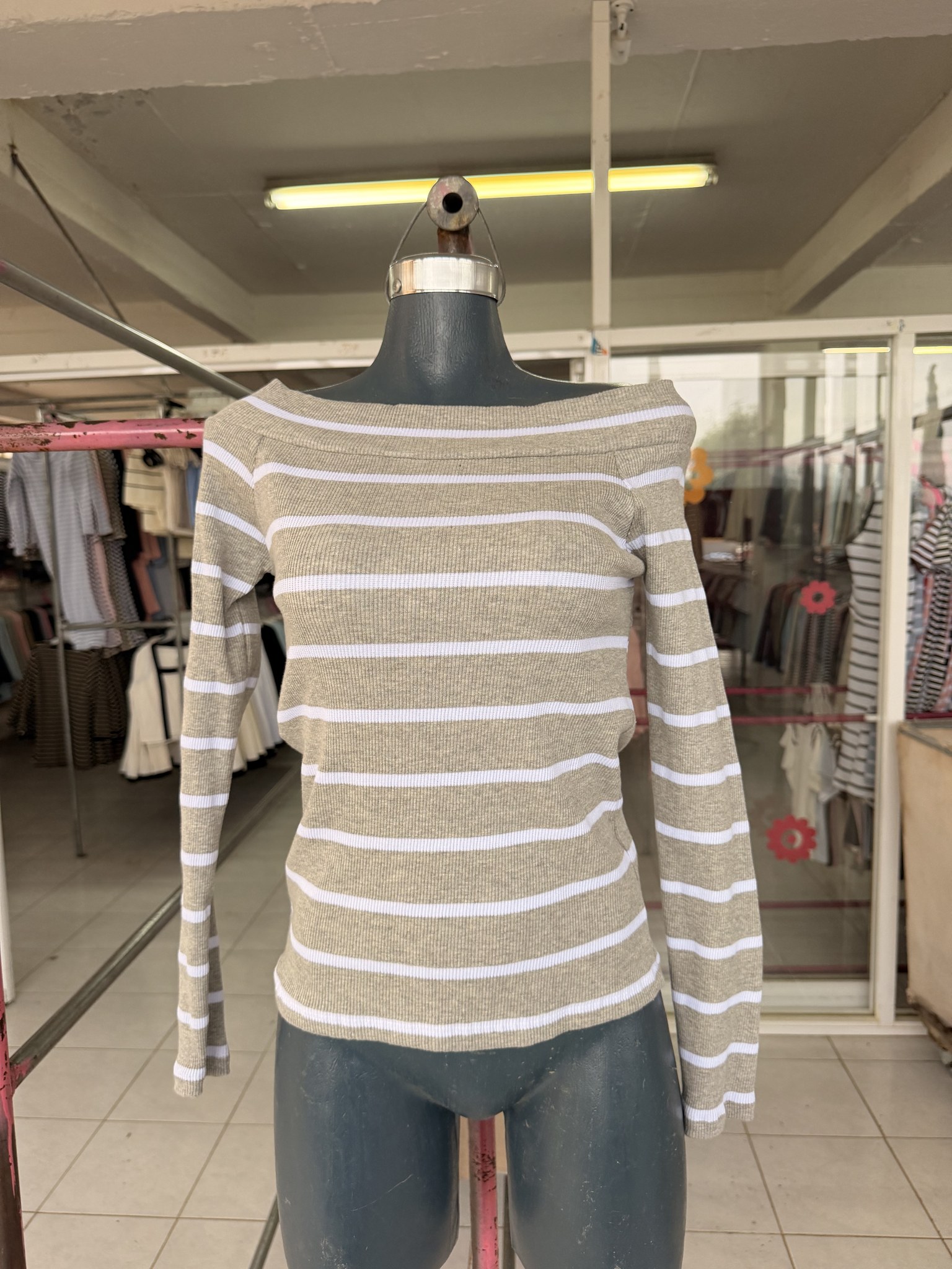 Blusa Belinda de punto acanalado rayada con hombros descubiertos