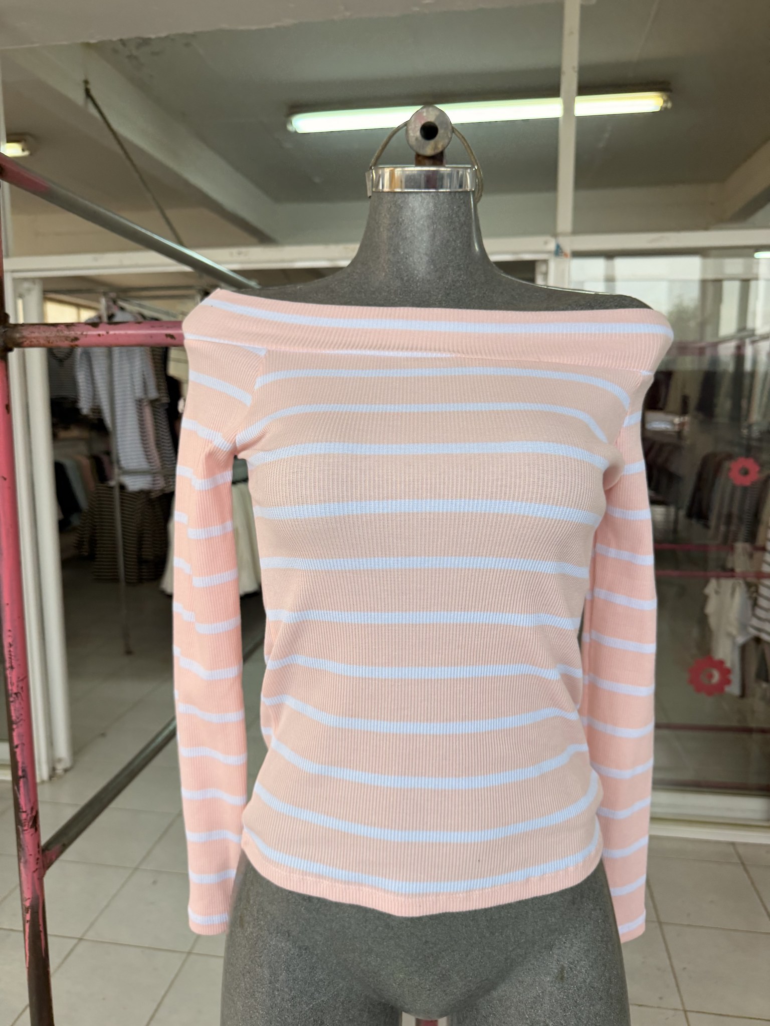 Blusa Belinda de punto acanalado rayada con hombros descubiertos