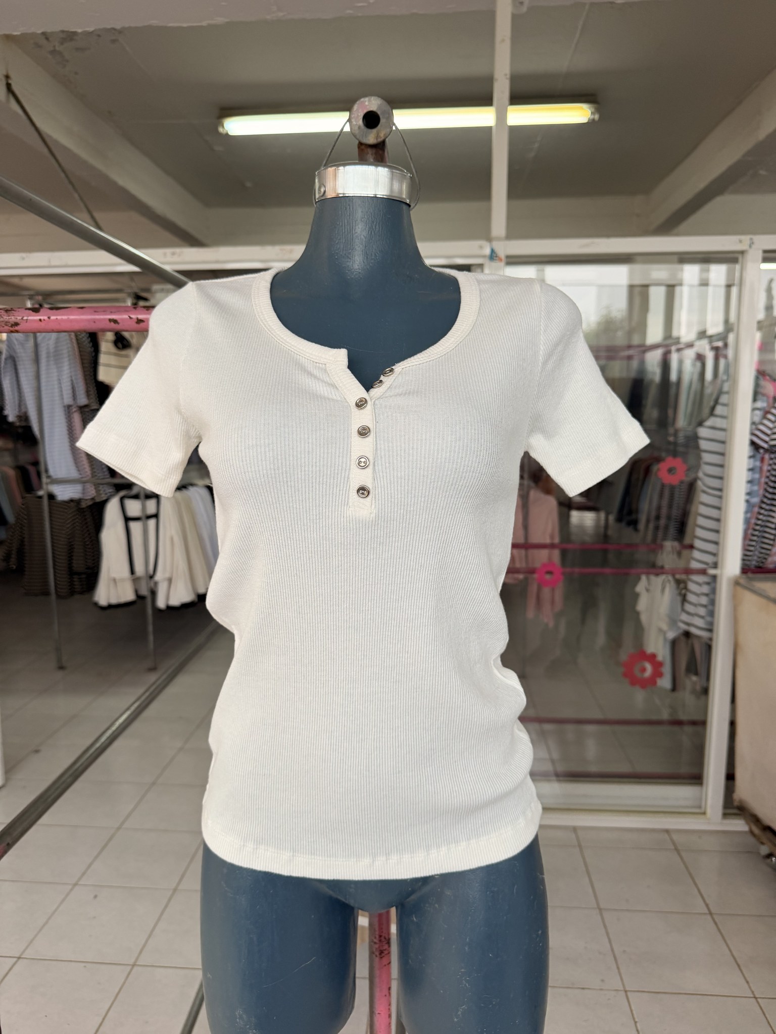 Blusa Sandy de punto acanalado manga corta con botones al frente