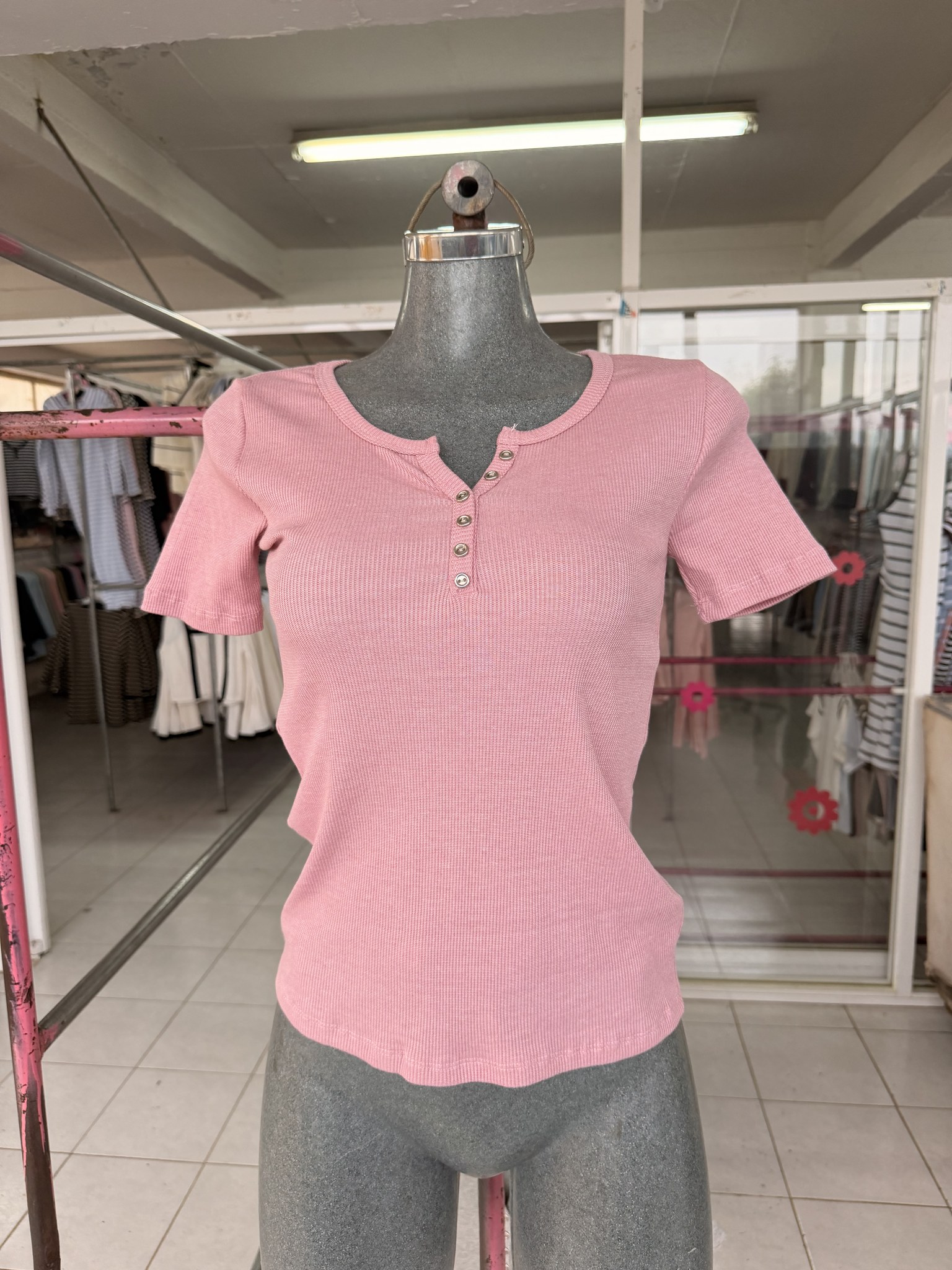 Blusa Sandy de punto acanalado manga corta con botones al frente