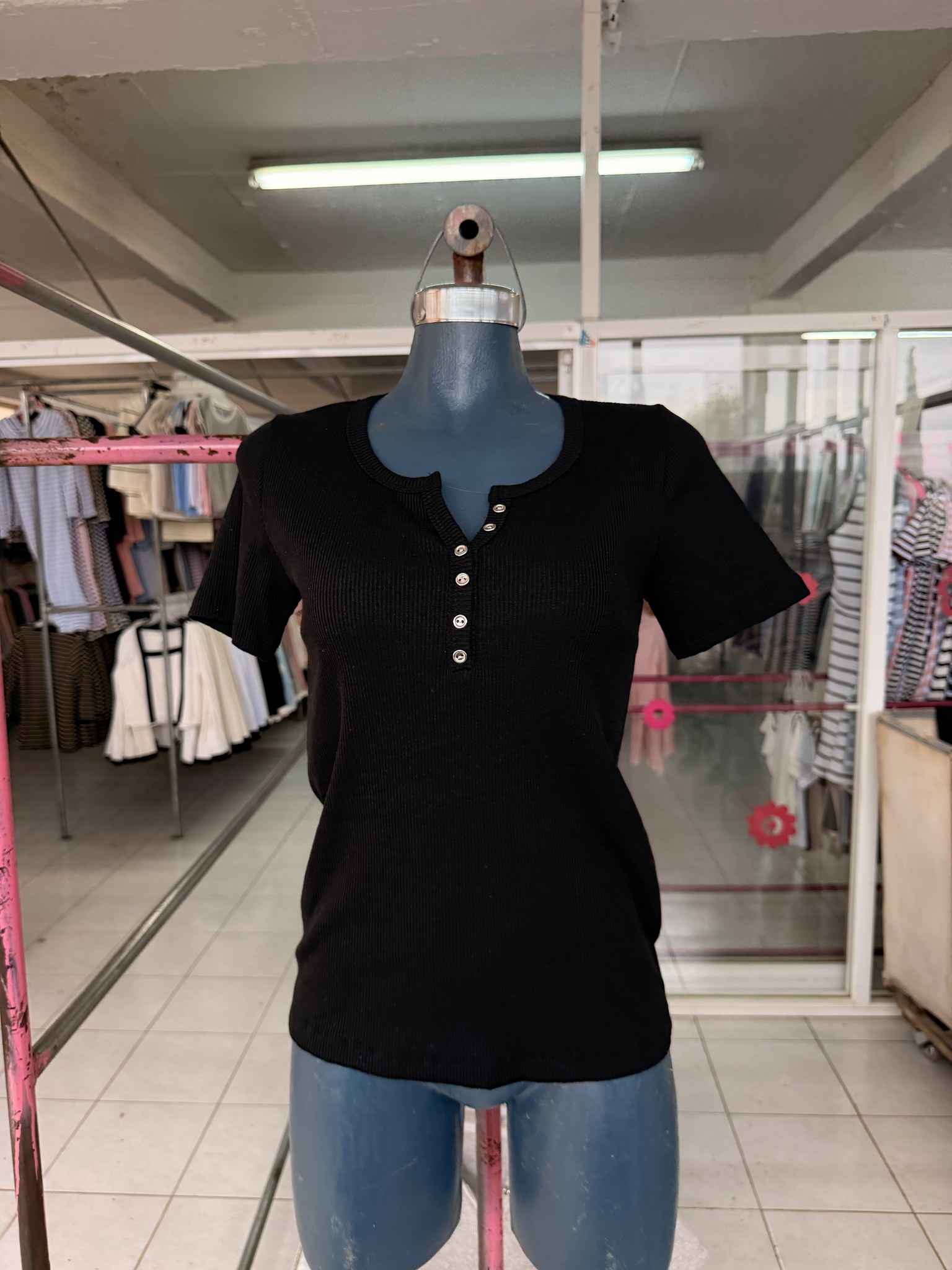 Blusa Sandy de punto acanalado manga corta con botones al frente