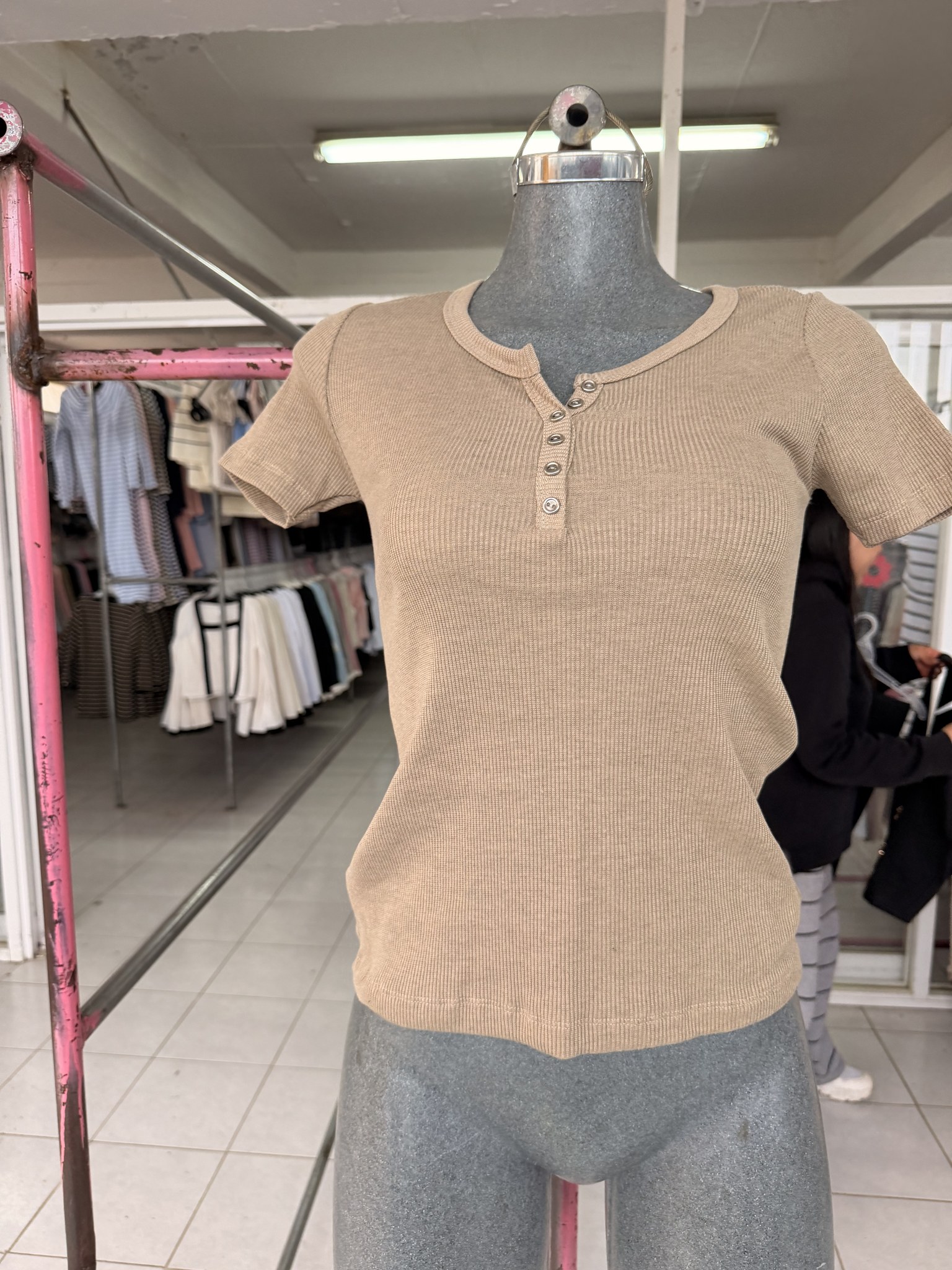 Blusa Sandy de punto acanalado manga corta con botones al frente