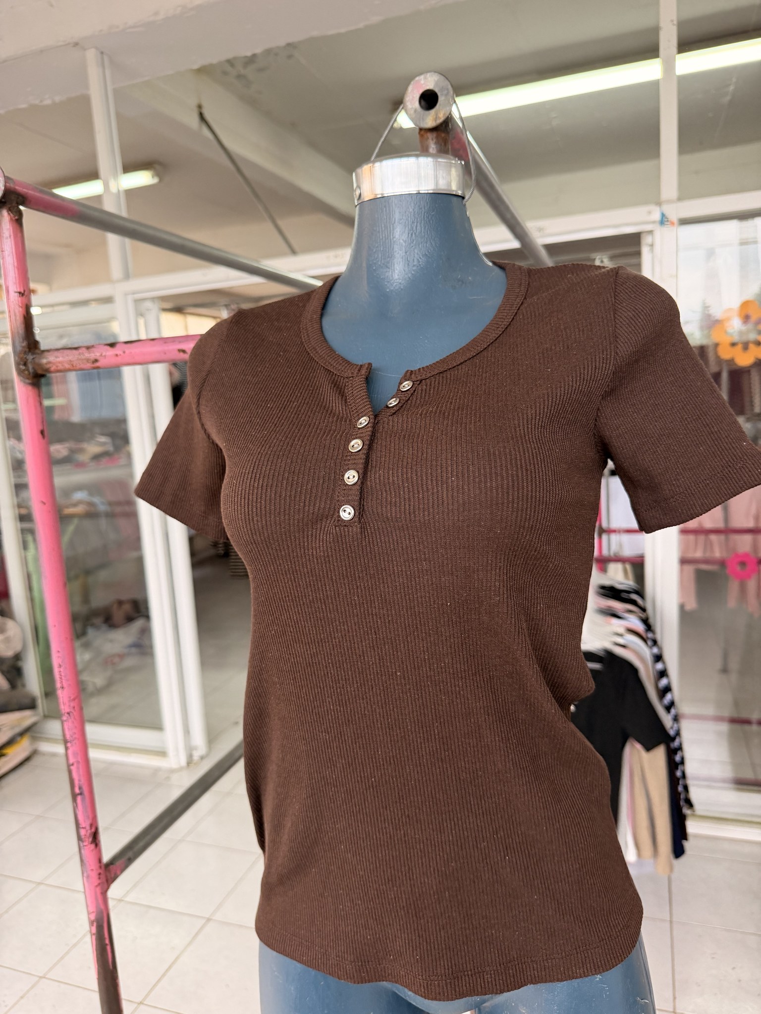 Blusa Sandy de punto acanalado manga corta con botones al frente