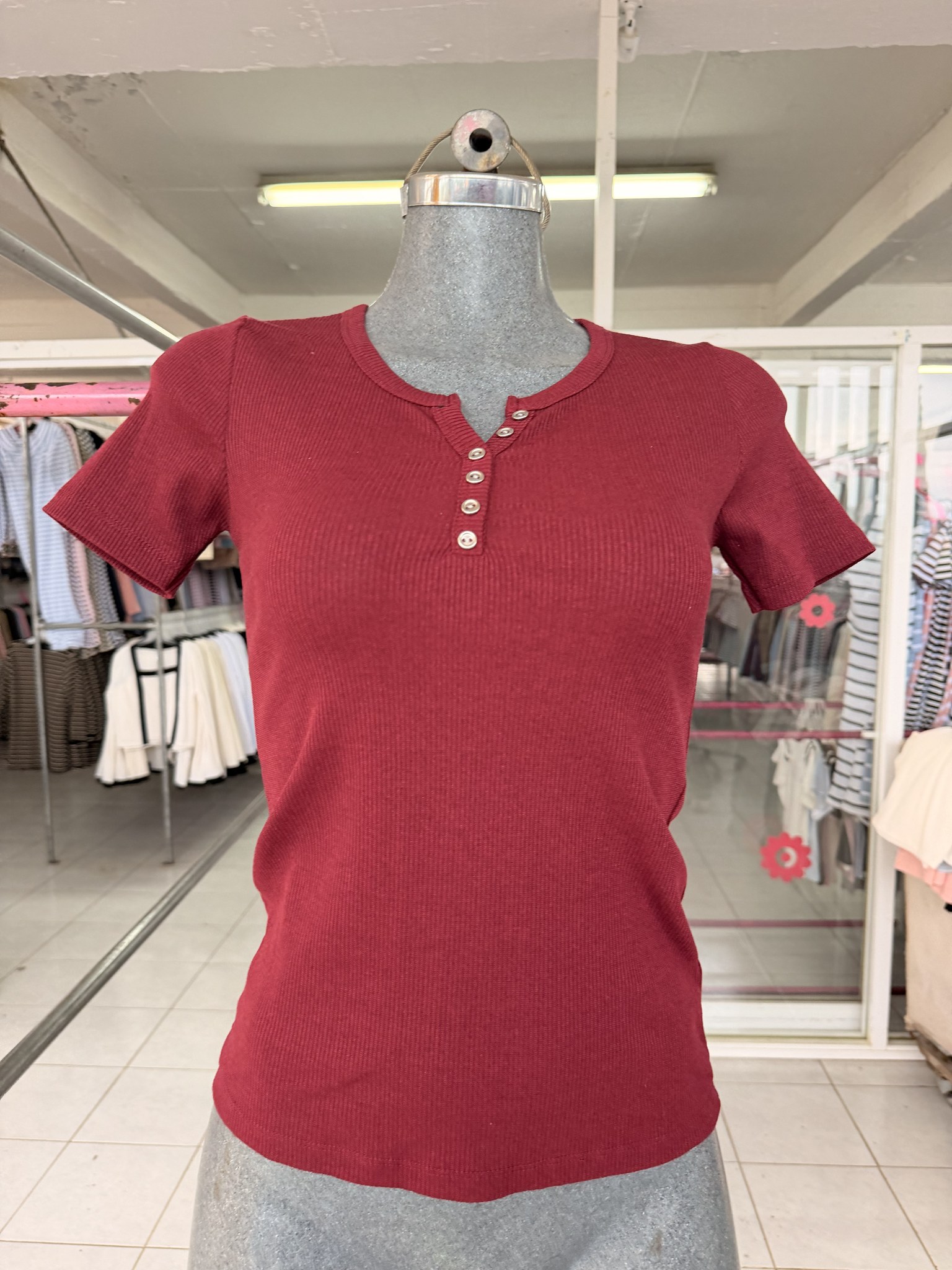 Blusa Sandy de punto acanalado manga corta con botones al frente