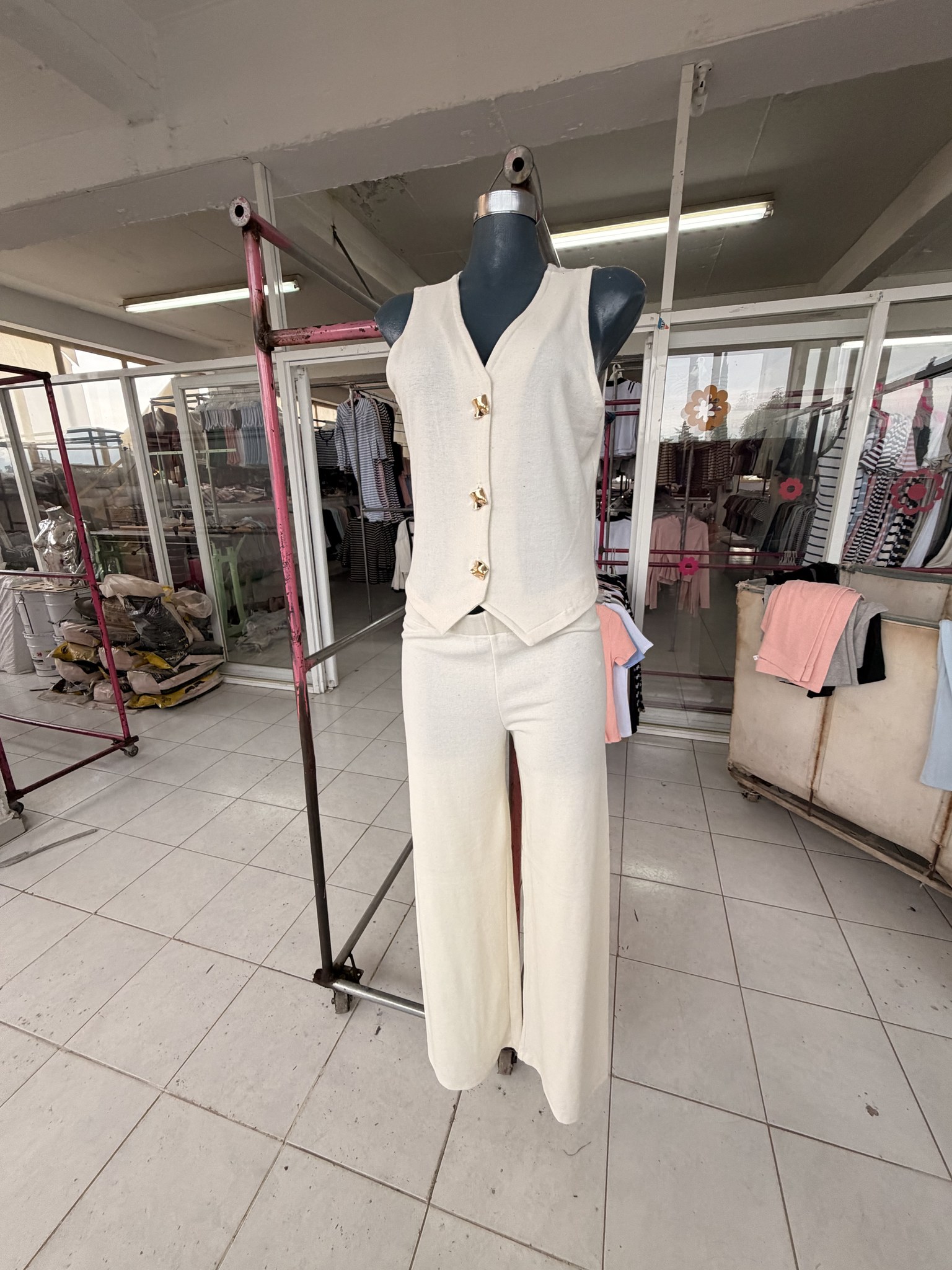 Conjunto de chaleco con botones dorados y pantalón de punto