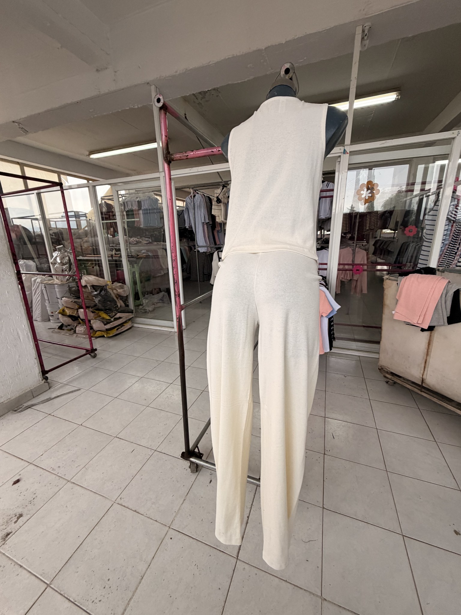 Conjunto de chaleco con botones dorados y pantalón de punto