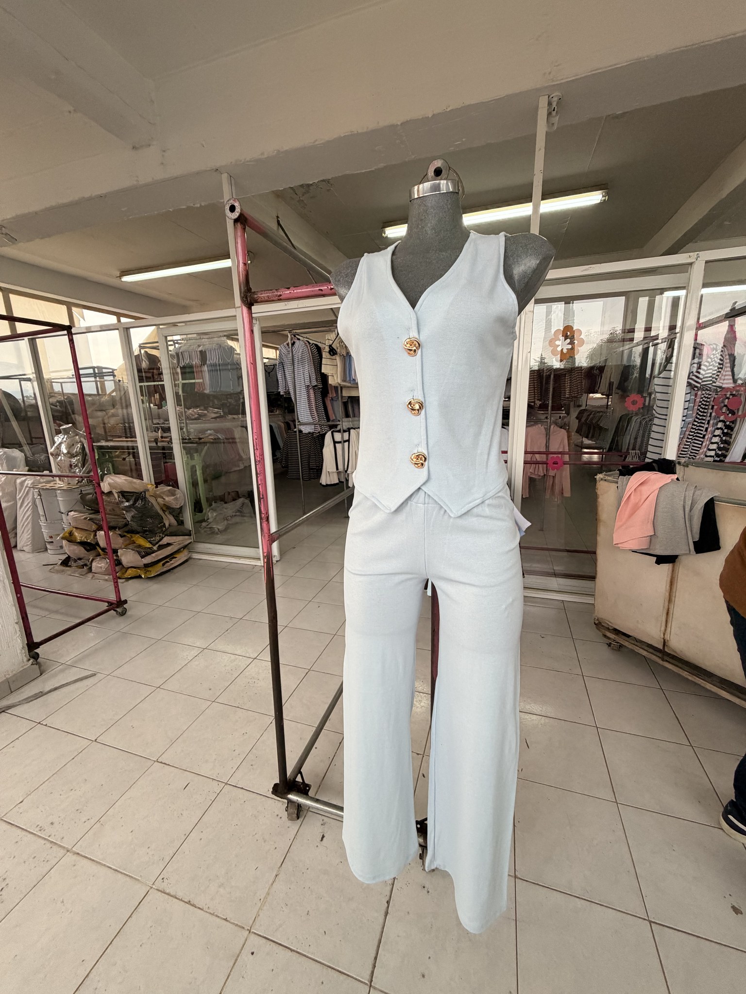 Conjunto de chaleco con botones dorados y pantalón de punto