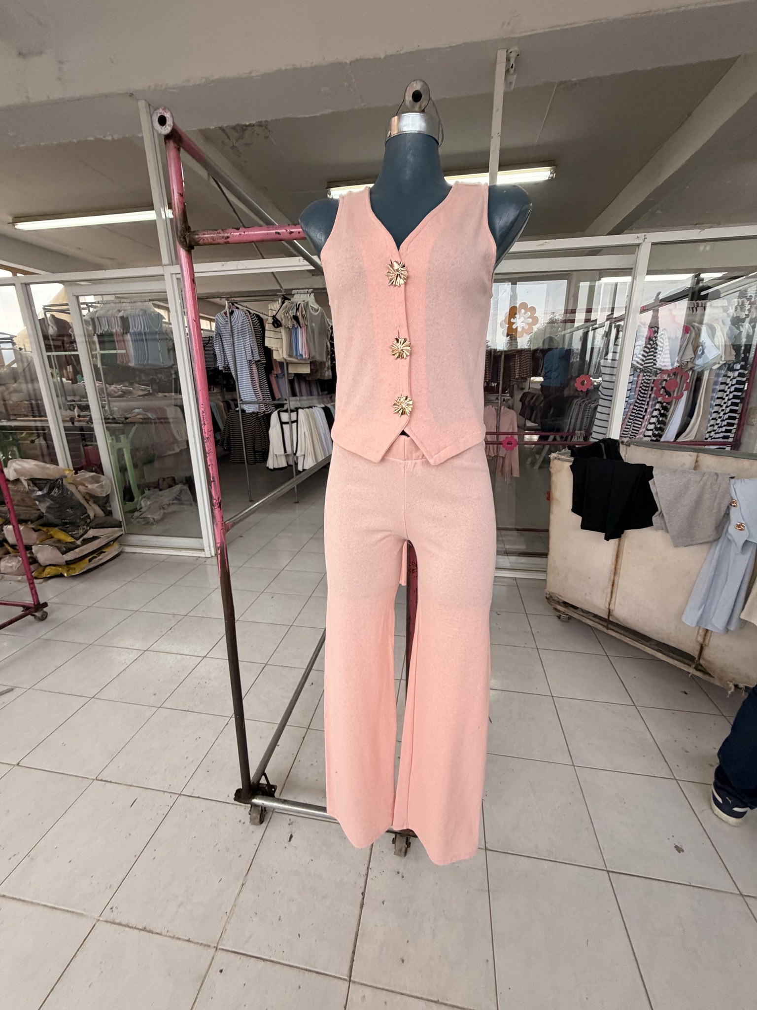 Conjunto de chaleco con botones dorados y pantalón de punto