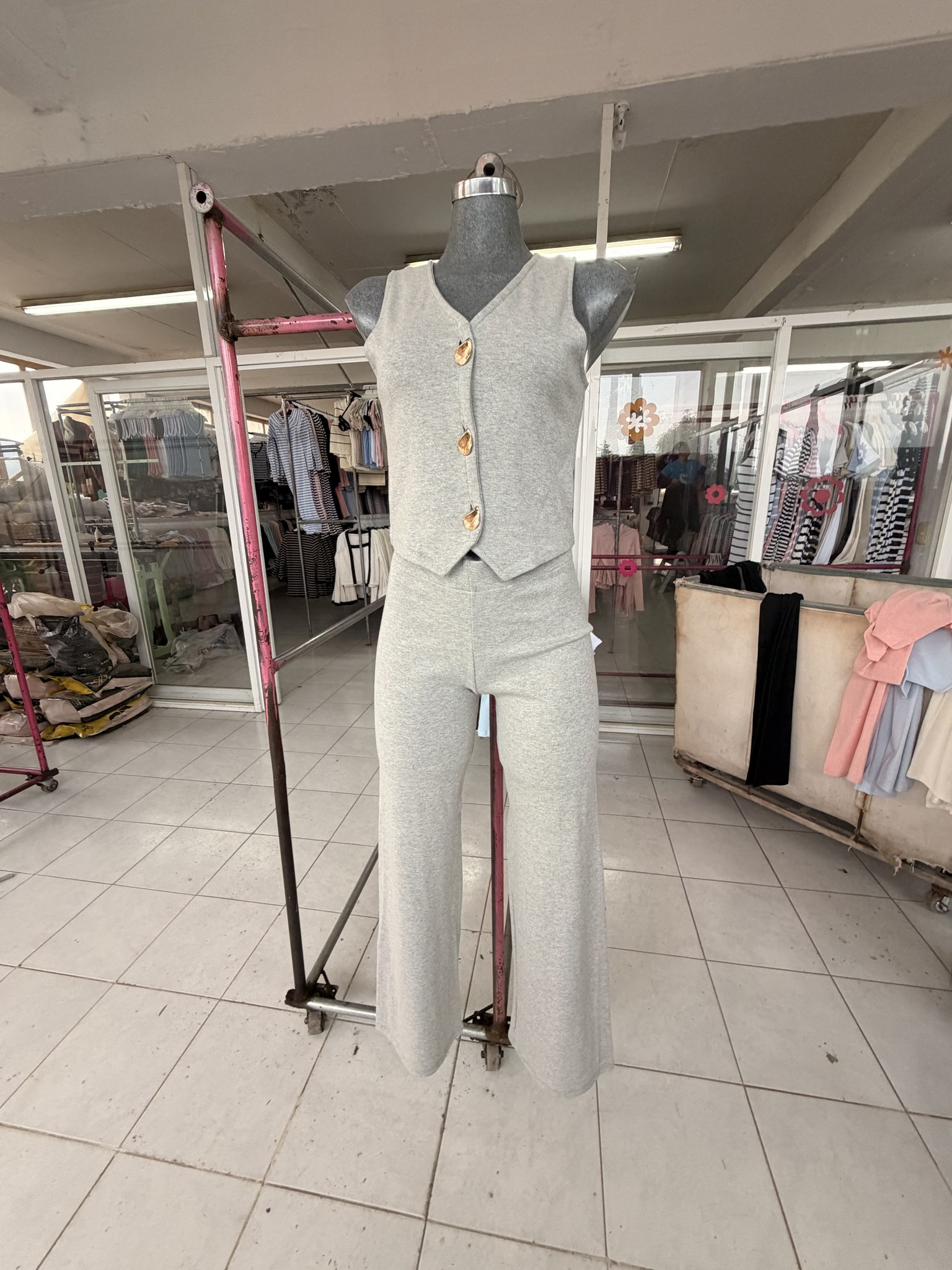 Conjunto de chaleco con botones dorados y pantalón de punto