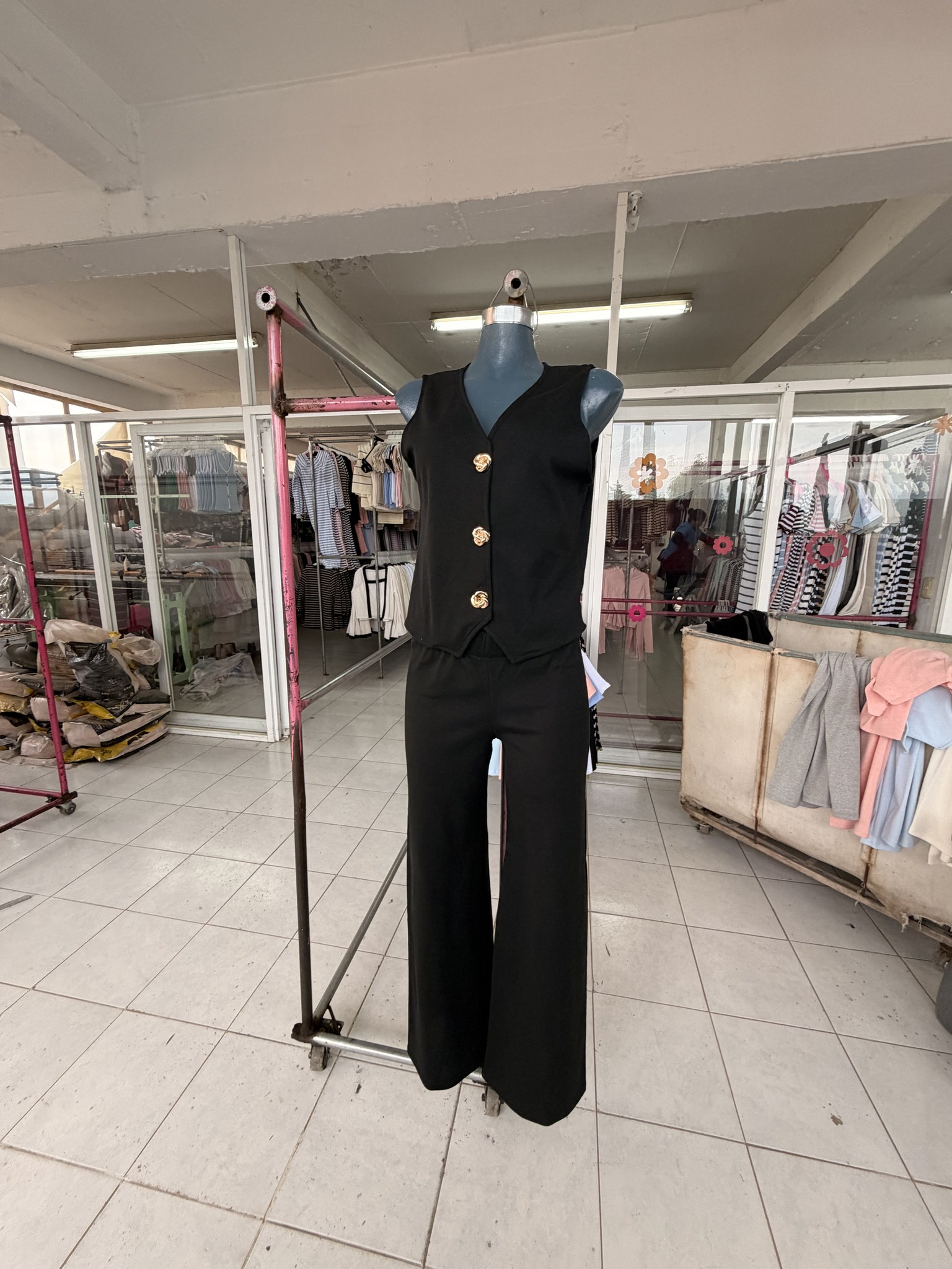 Conjunto de chaleco con botones dorados y pantalón de punto