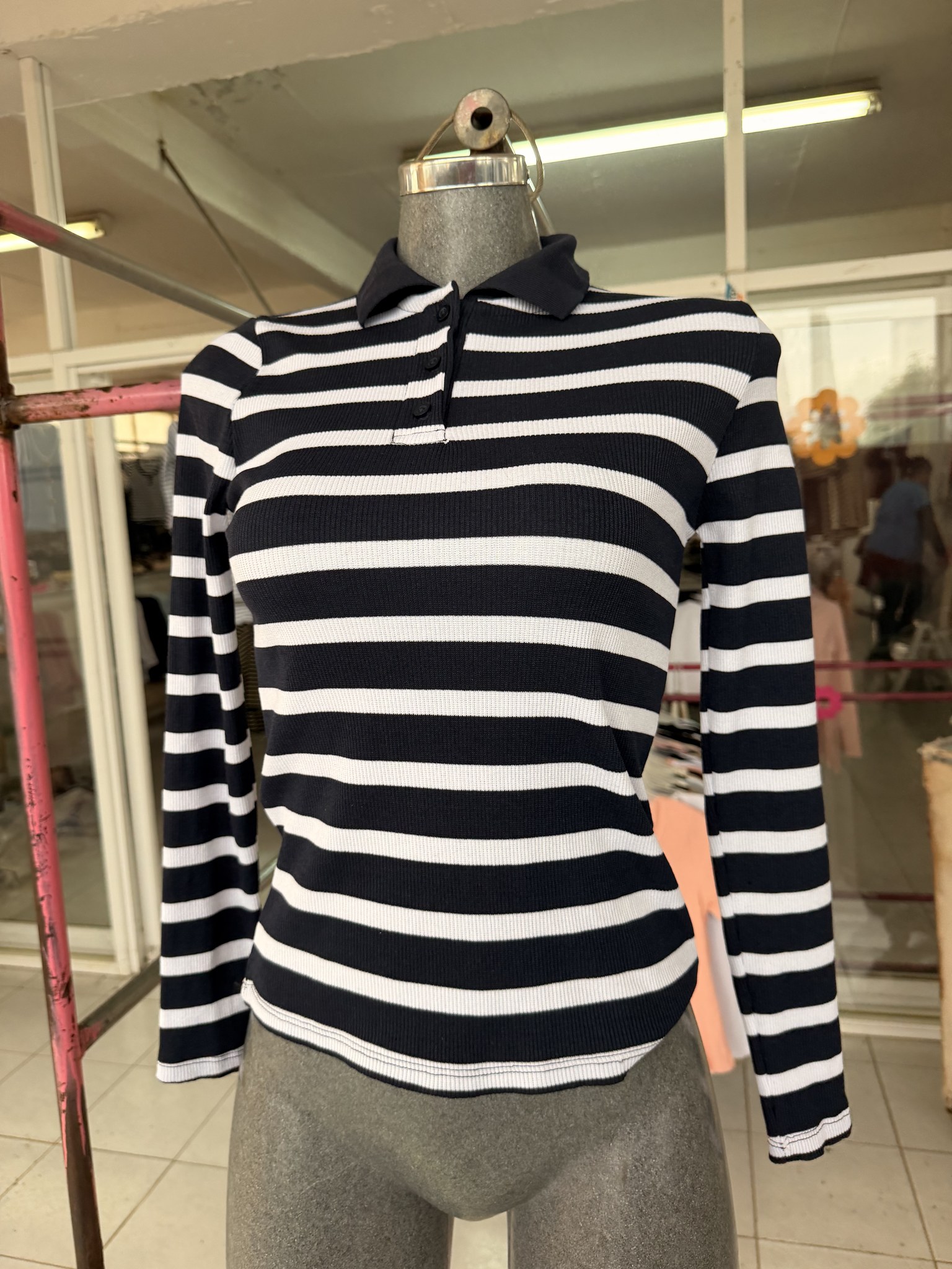 Blusa Andy de punto acanalado rayada con cuello sport y botones