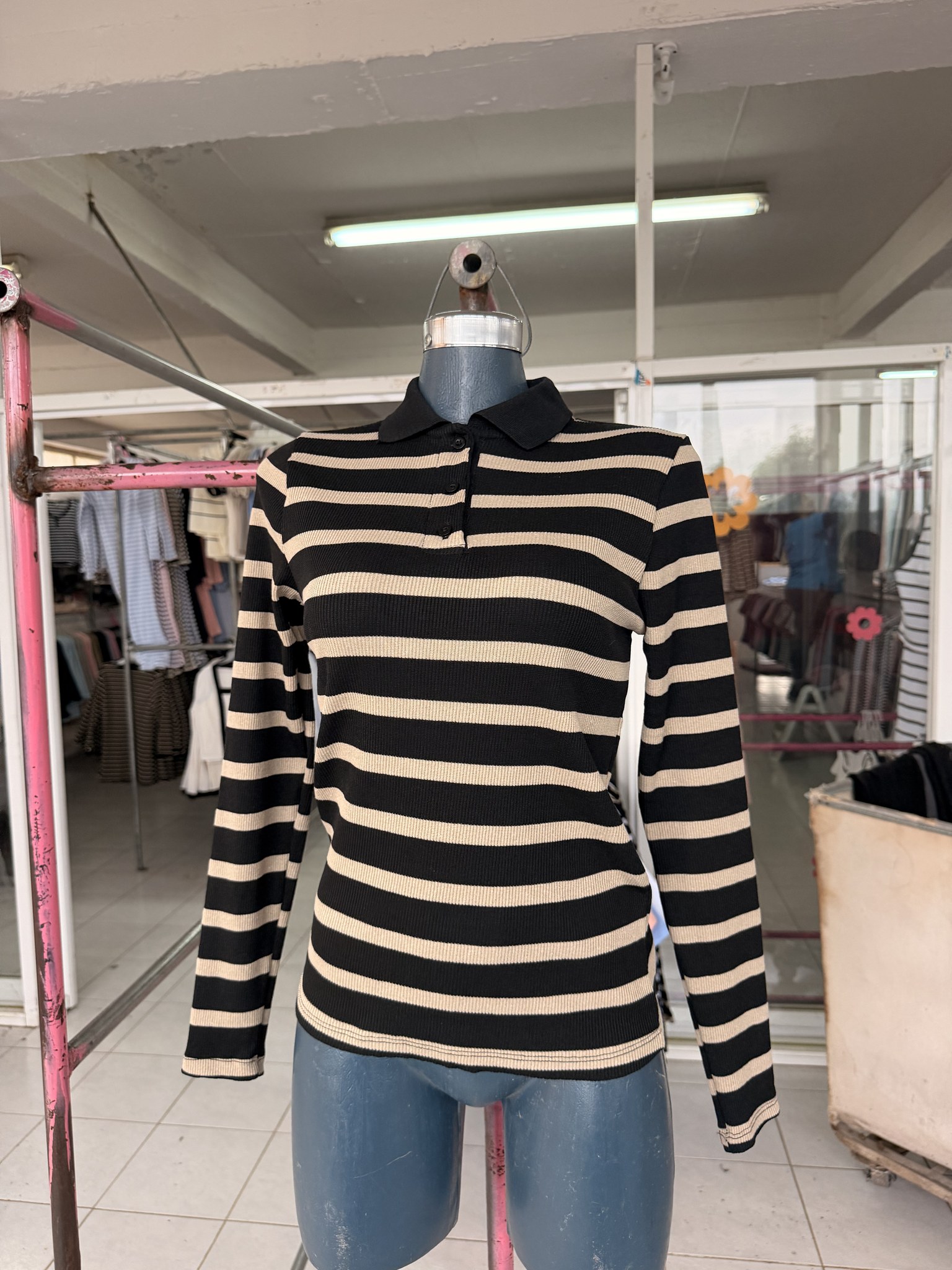 Blusa Andy de punto acanalado rayada con cuello sport y botones