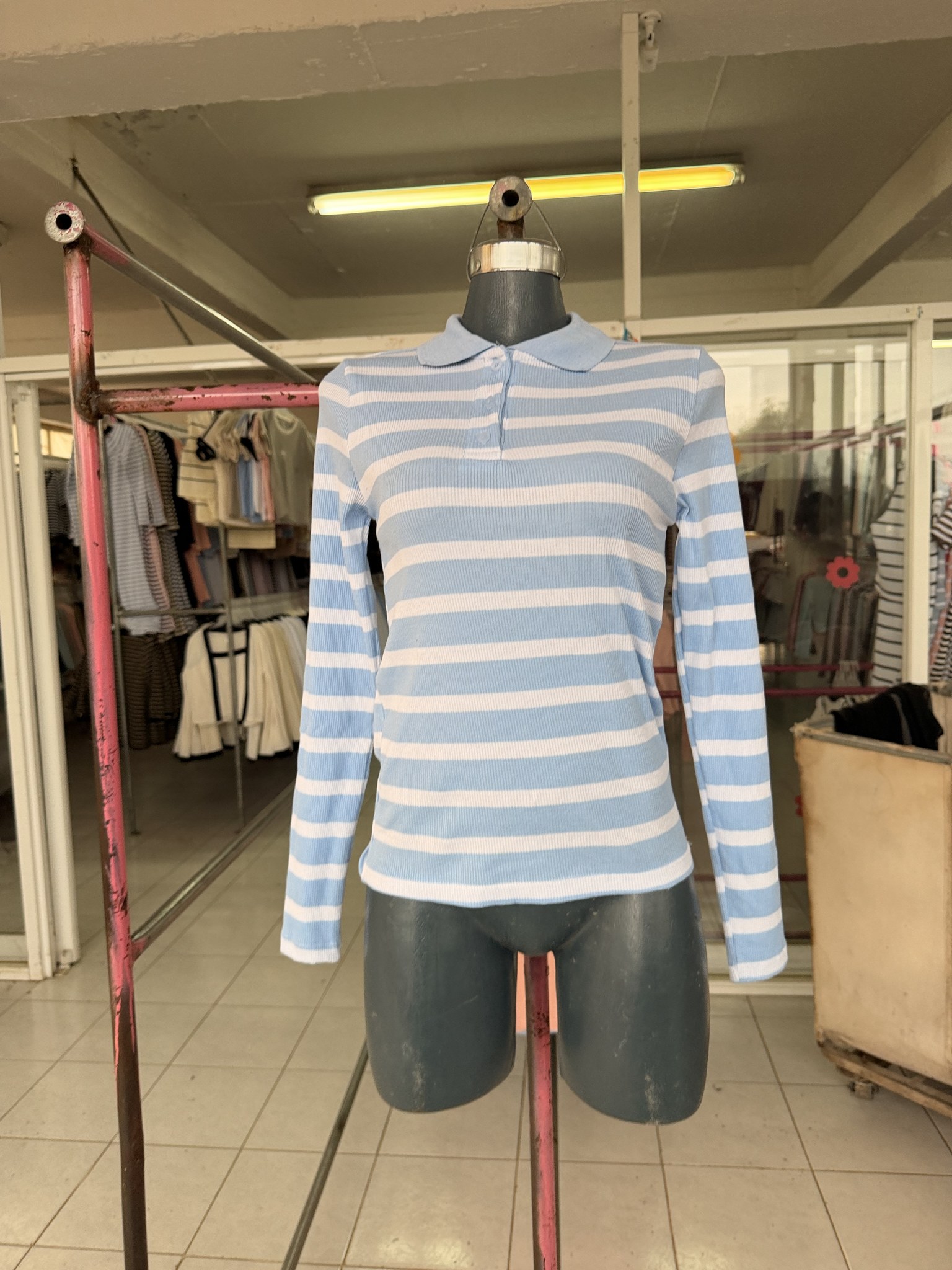 Blusa Andy de punto acanalado rayada con cuello sport y botones
