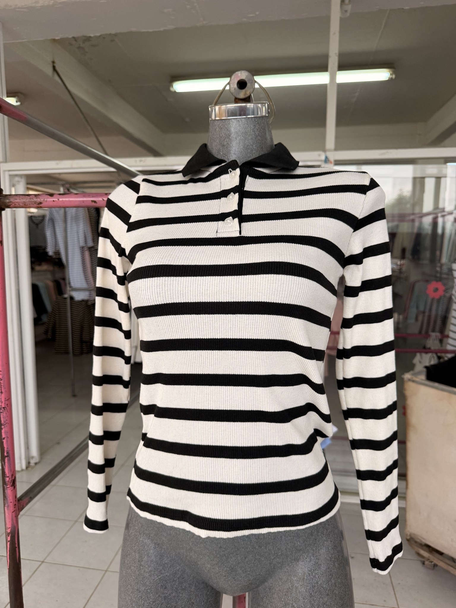 Blusa Andy de punto acanalado rayada con cuello sport y botones