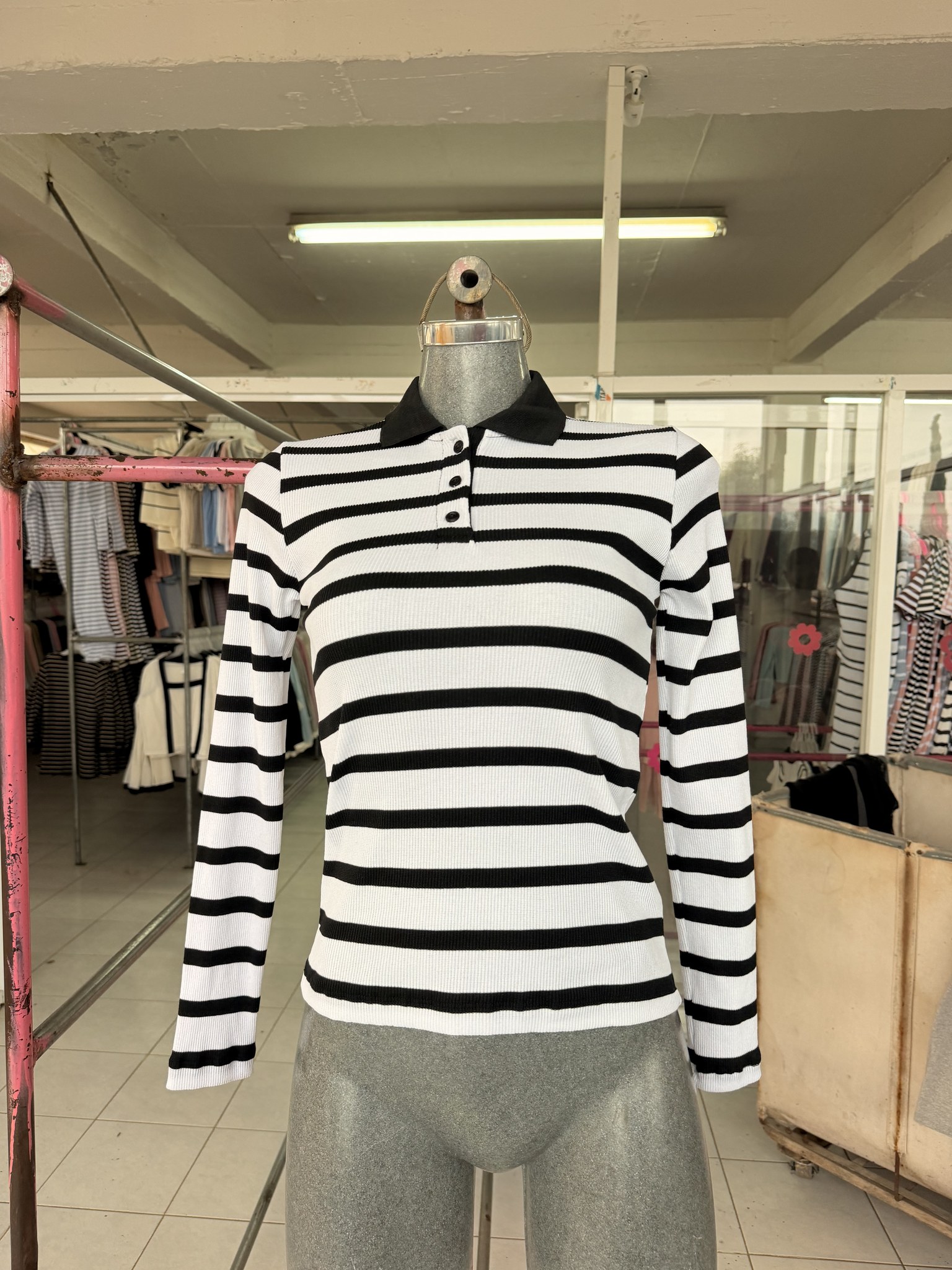 Blusa Andy de punto acanalado rayada con cuello sport y botones