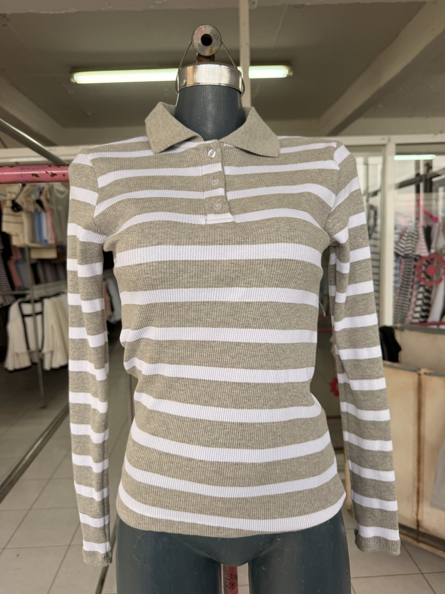 Blusa Andy de punto acanalado rayada con cuello sport y botones
