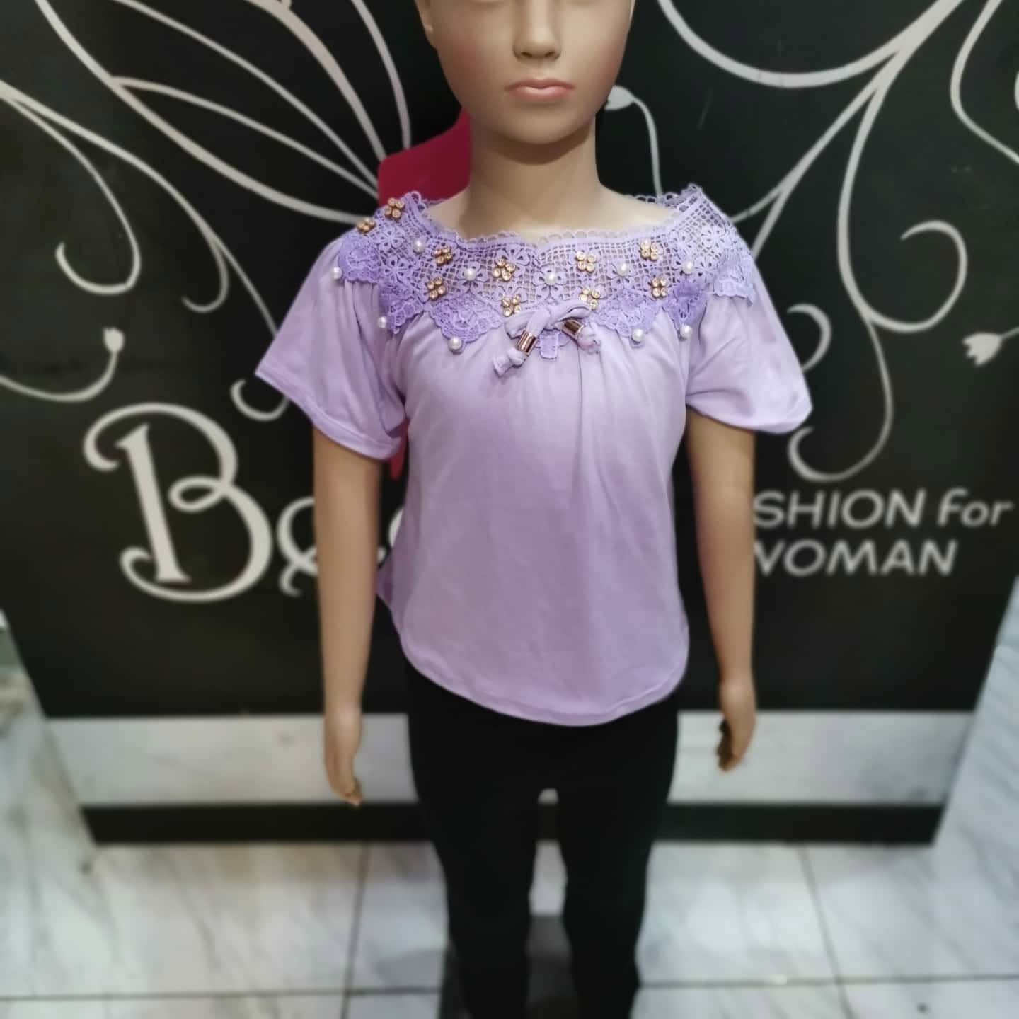 Blusa de niña con cuello de encaje, perlas y pedrería